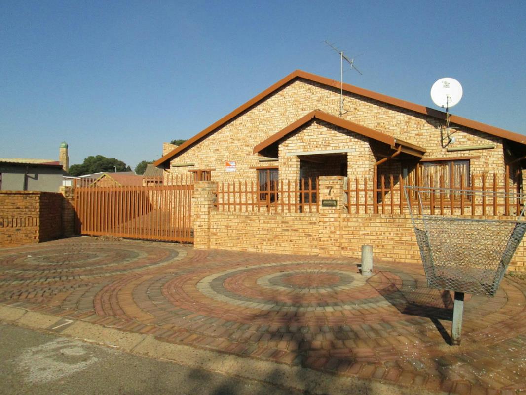 5 Bedroom House For Sale Leachville Ext 2 1BJ1627249 Pam Golding