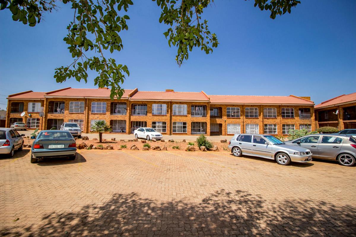 3375 m&sup2; block of flats for sale in Lenasia South