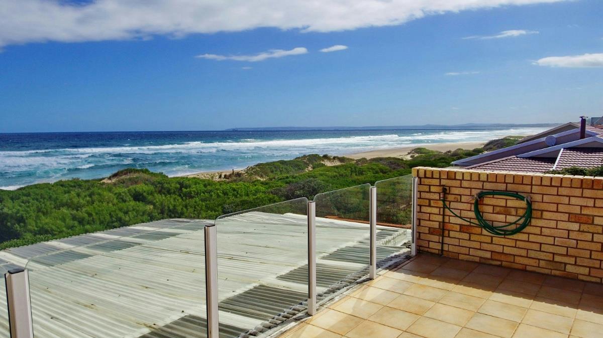 5 bedroom beachfront villa for sale in Outeniqua Strand