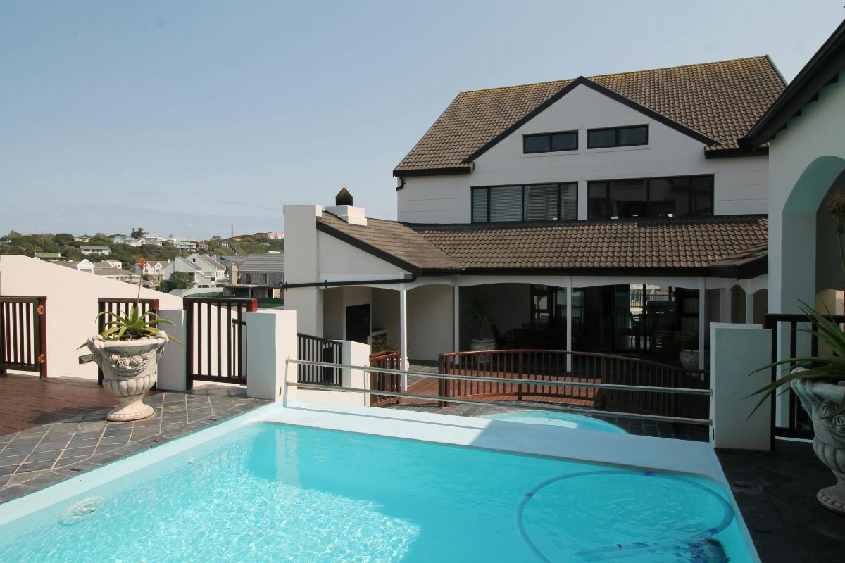 8 bedroom house to rent in Royal Alfred Marina