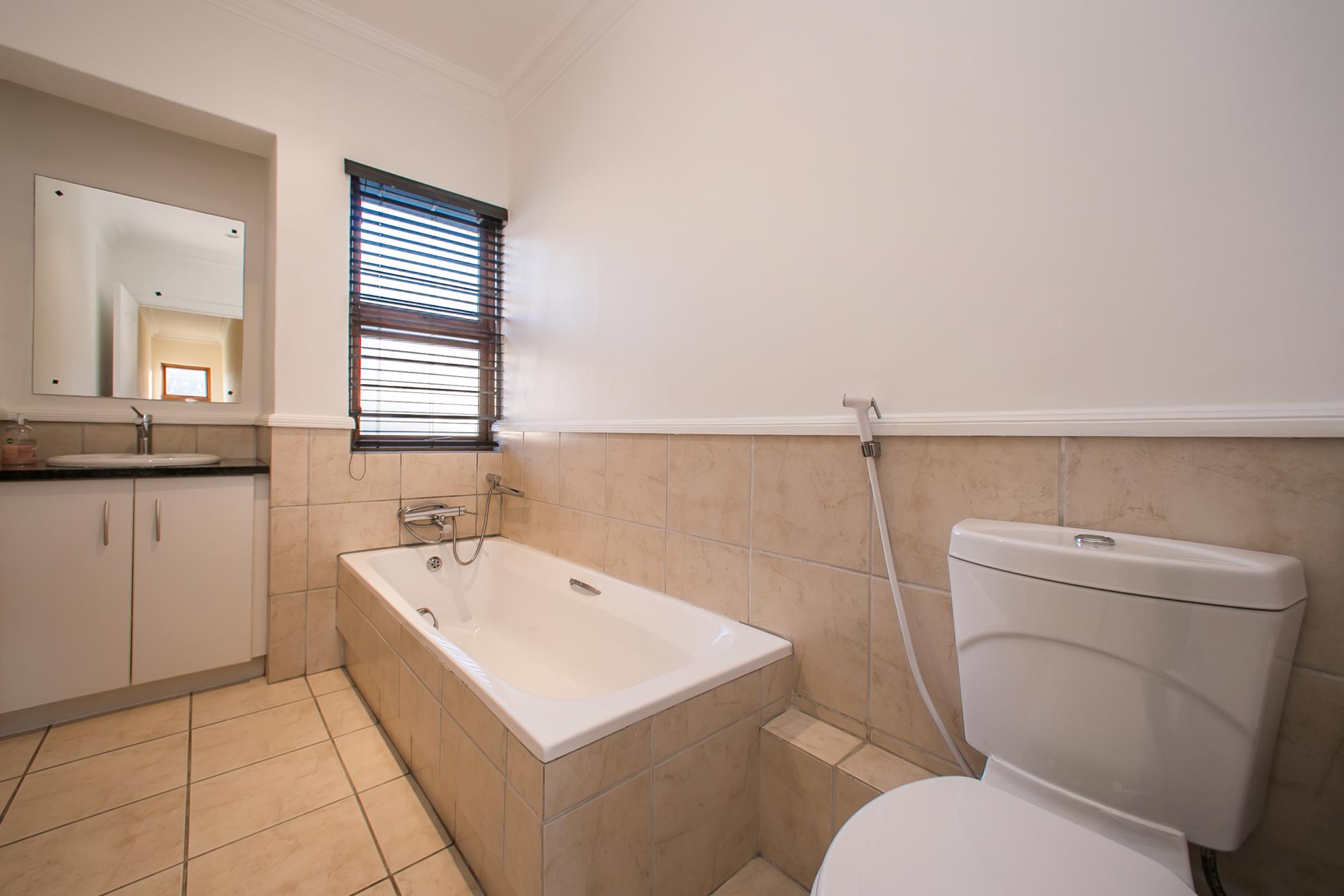 3 Bedroom Doublestorey Apartment For Sale Oaklands (Johannesburg