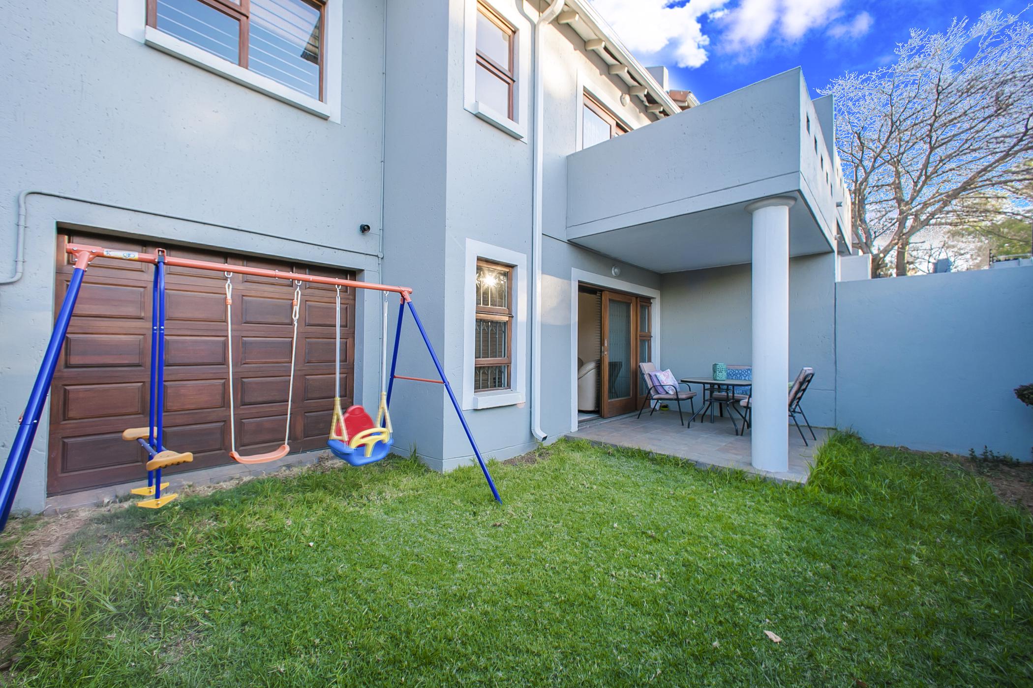 3 Bedroom Doublestorey Apartment For Sale Oaklands (Johannesburg