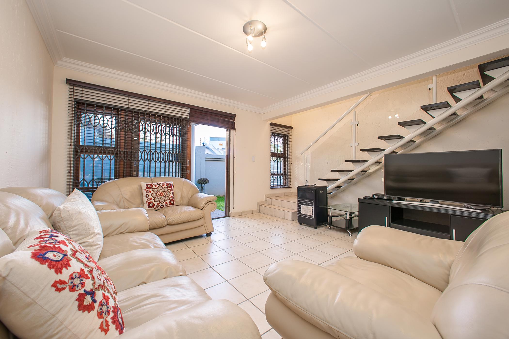 3 Bedroom Doublestorey Apartment For Sale Oaklands (Johannesburg