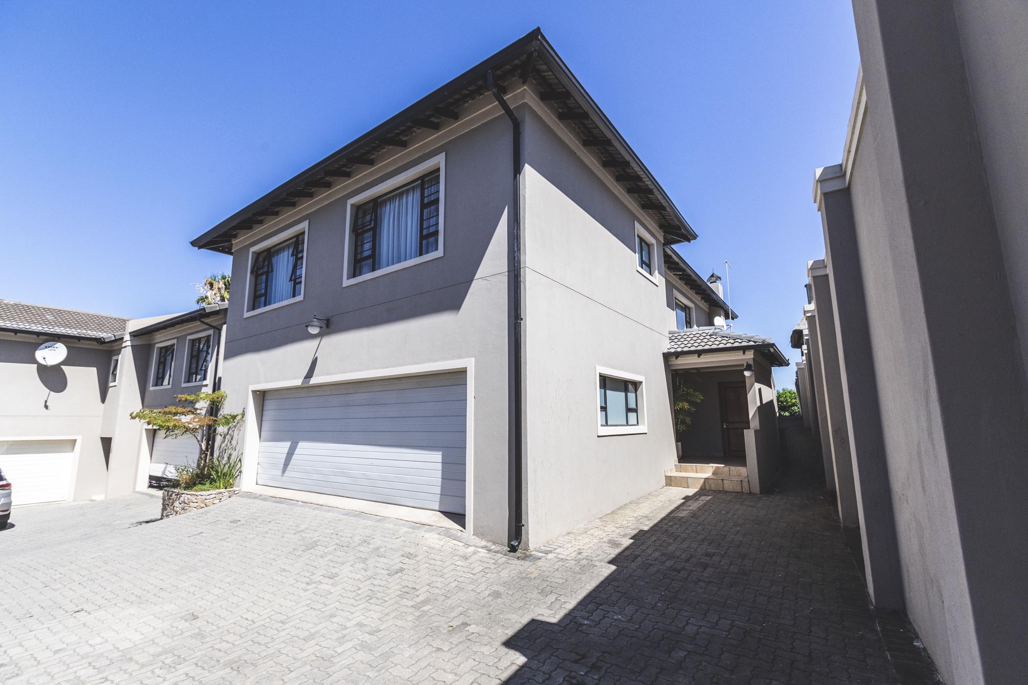 3 Bedroom Townhouse For Sale Beacon Bay 1ET1460917 Pam Golding