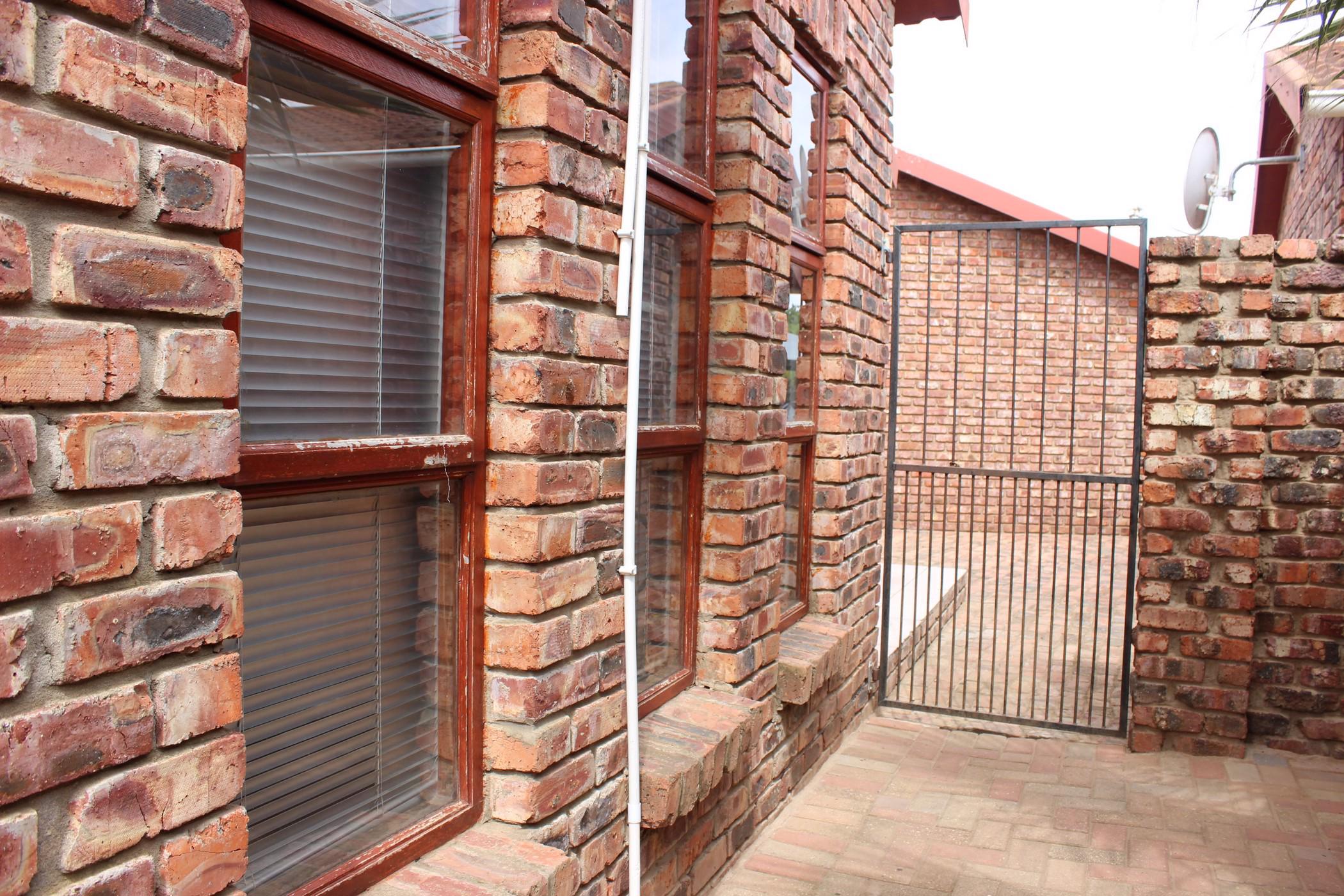 2 Bedroom Townhouse For Sale Windsor Park (Despatch) 1UK1615596