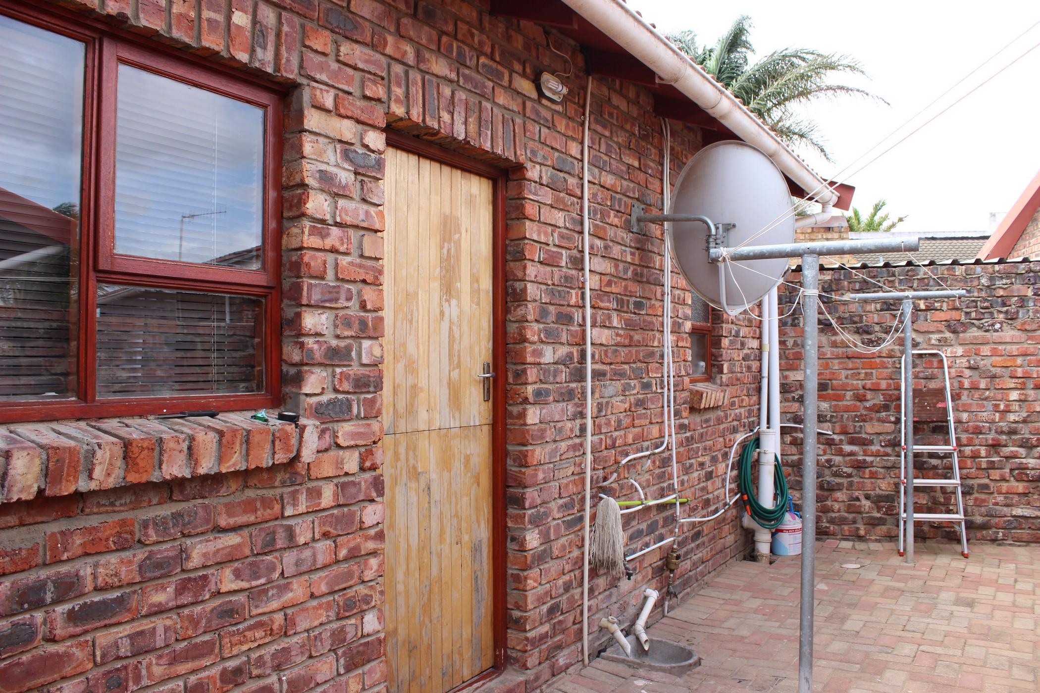 2 Bedroom Townhouse For Sale Windsor Park (Despatch) 1UK1615596 Pam Golding Properties