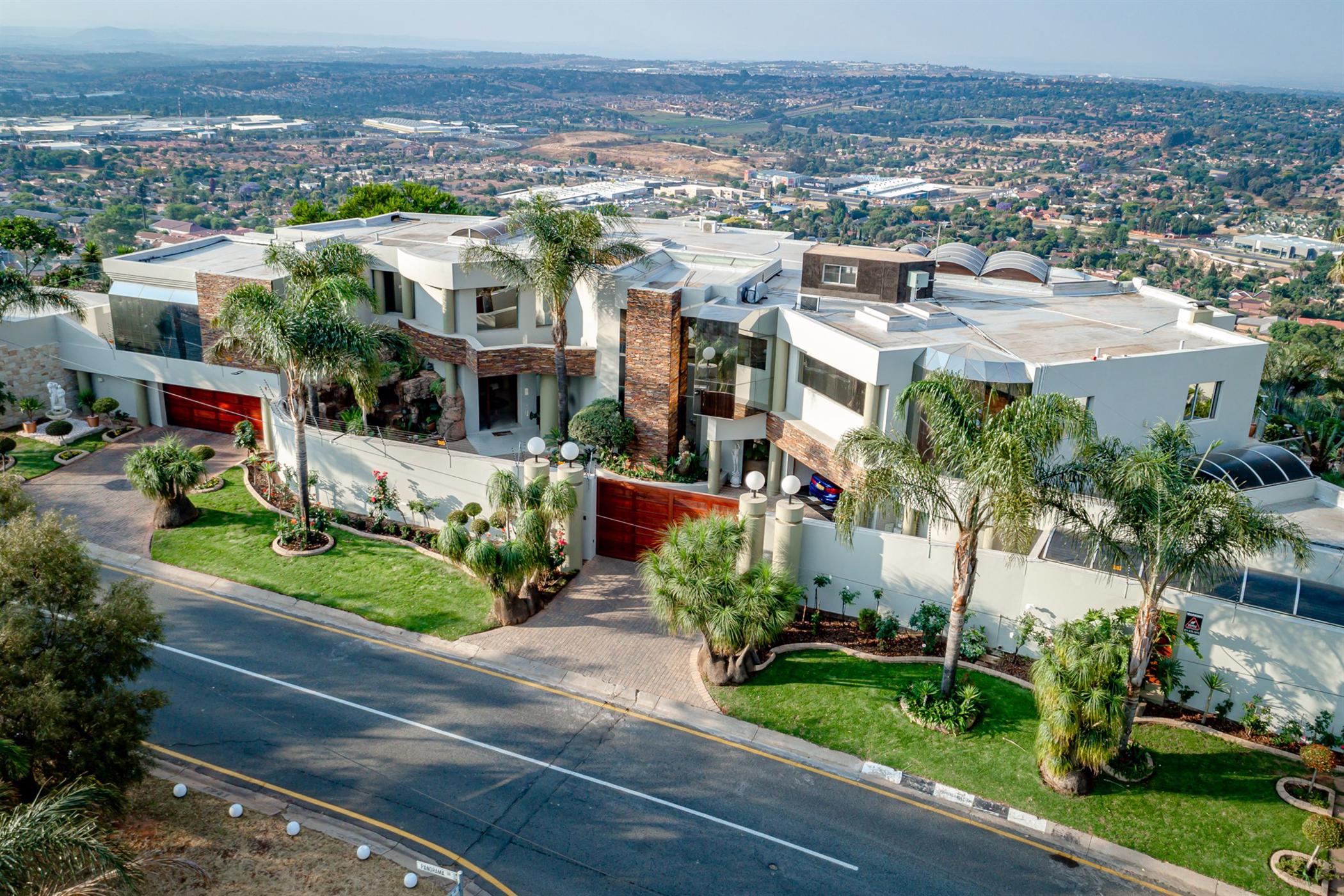 5 Bedroom House For Sale Constantia Kloof 1RG1462432 Pam Golding