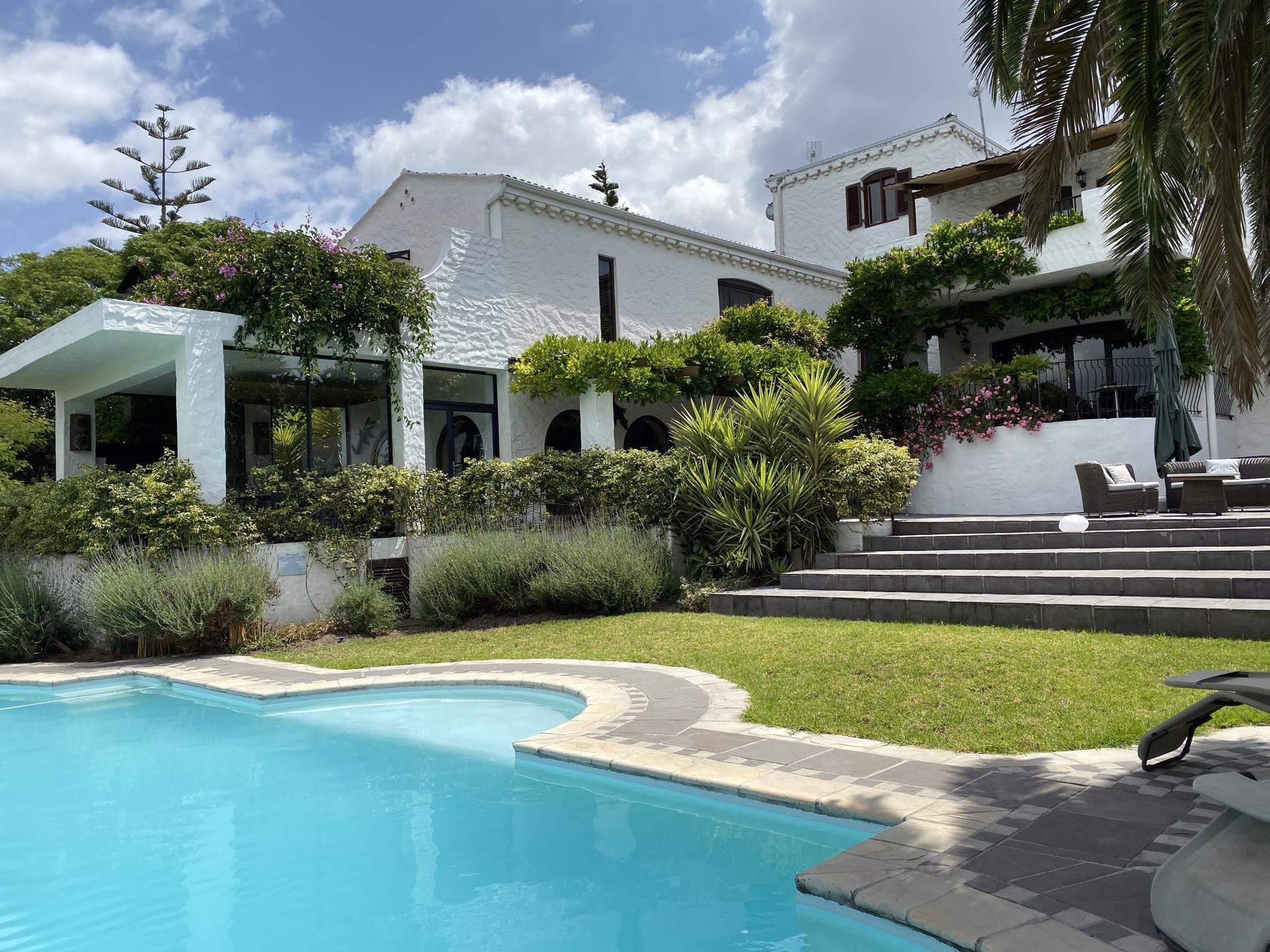 4-star 8 guest room guesthouse for sale in Somerset West