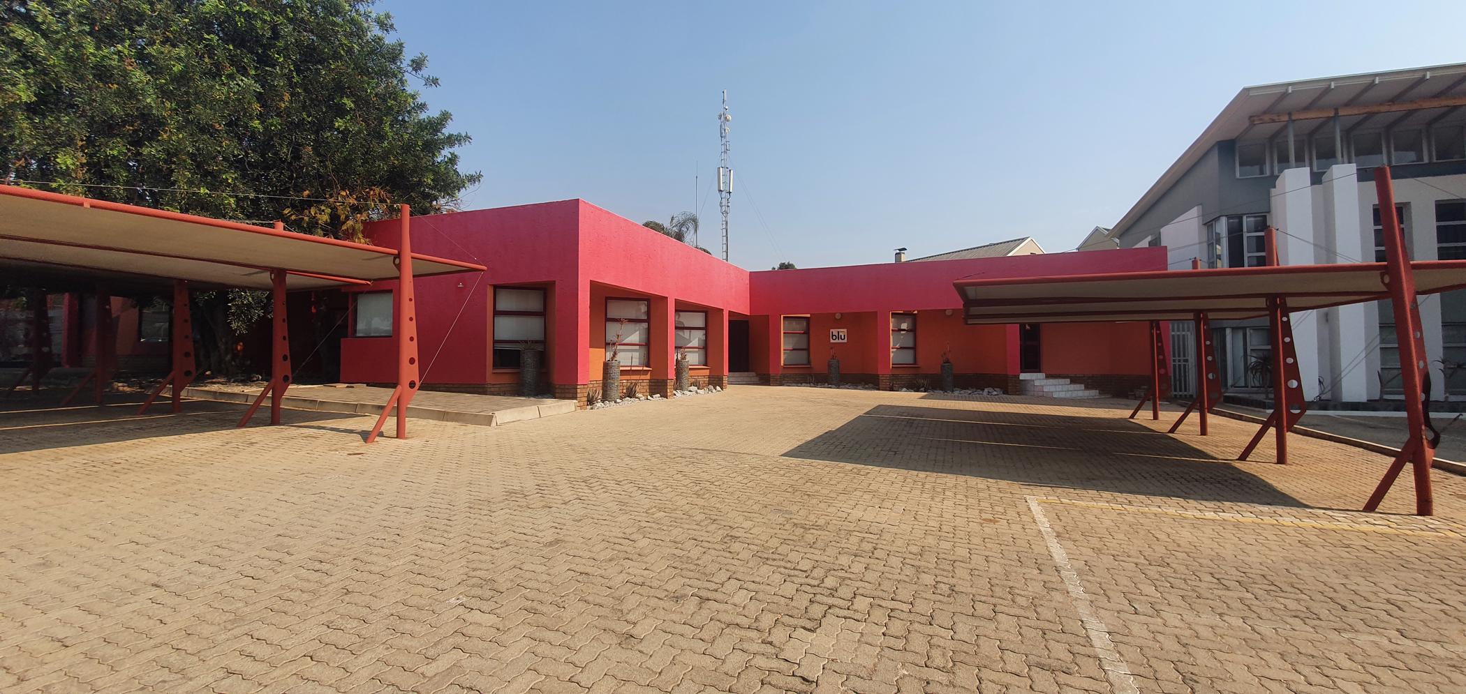 808 m&sup2; commercial office for sale in Bendor Park