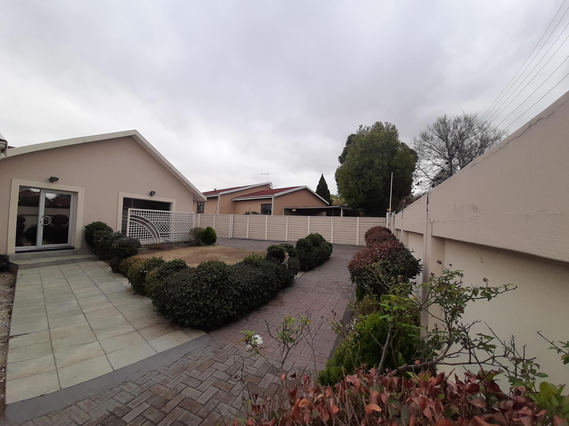 6 bedroom security complex home for sale in Pioneer Park