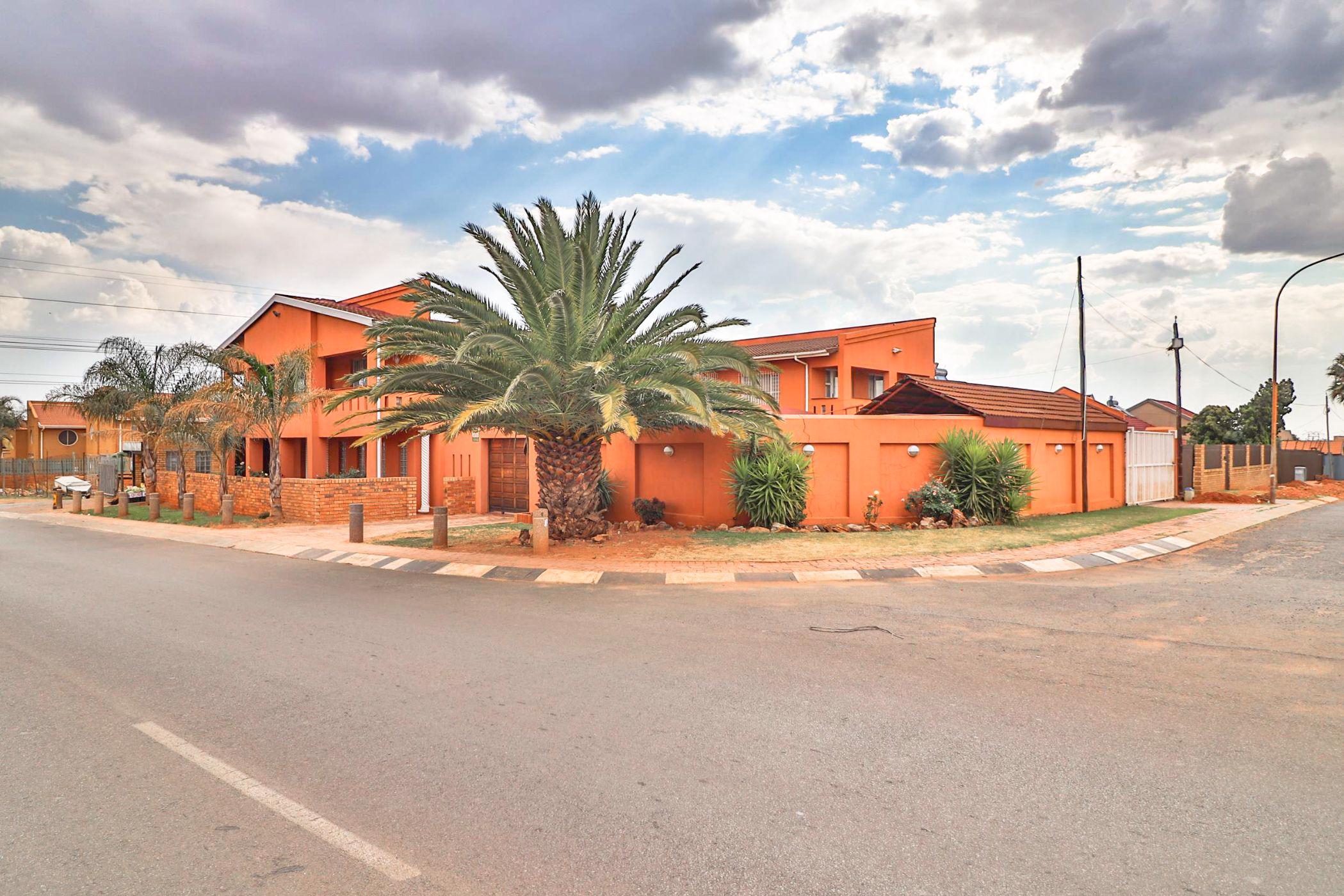 9 bedroom house for sale in Lenasia South