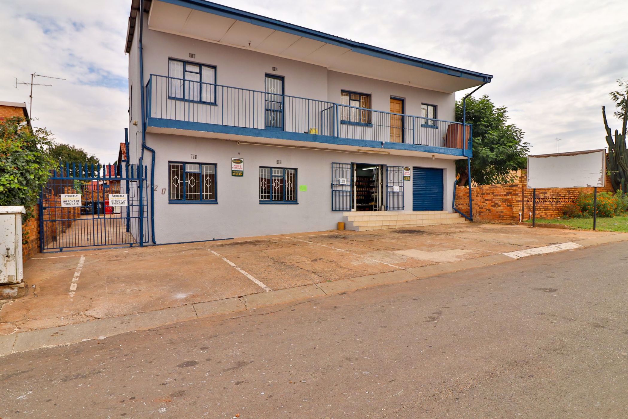 400 m&sup2; block of flats for sale in Lenasia South