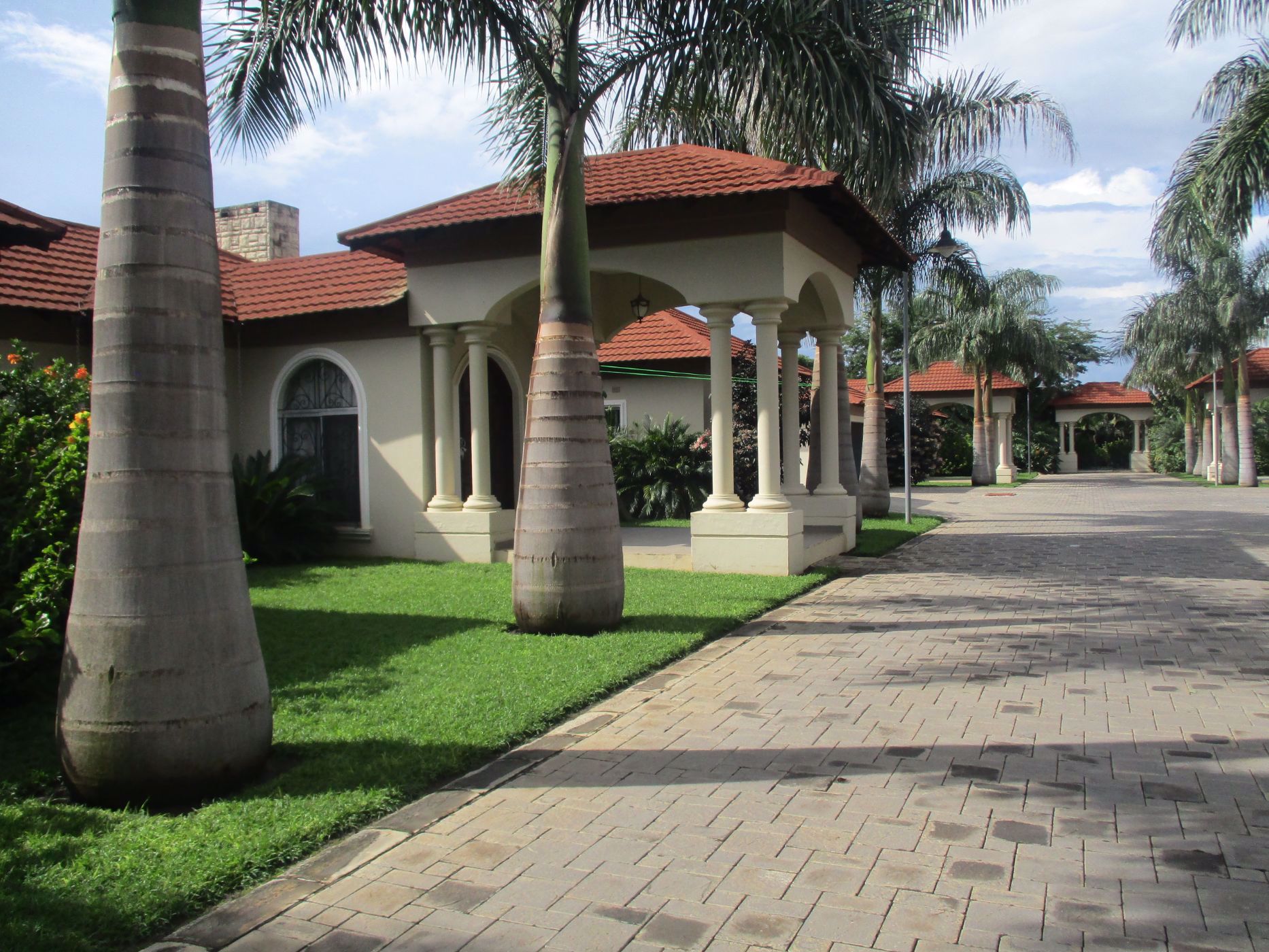 4 bedroom security complex home to rent in Longacres (Zambia)