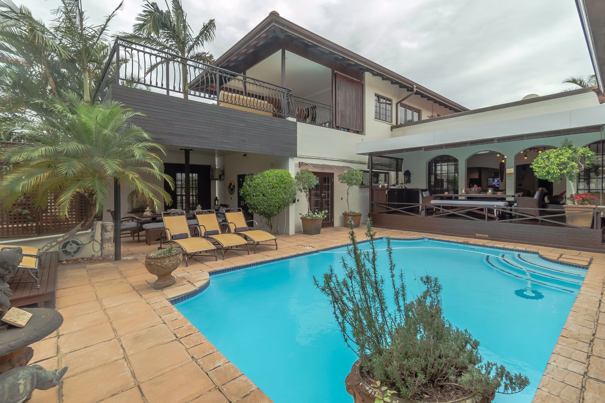 9 guest room guesthouse for sale in La Lucia