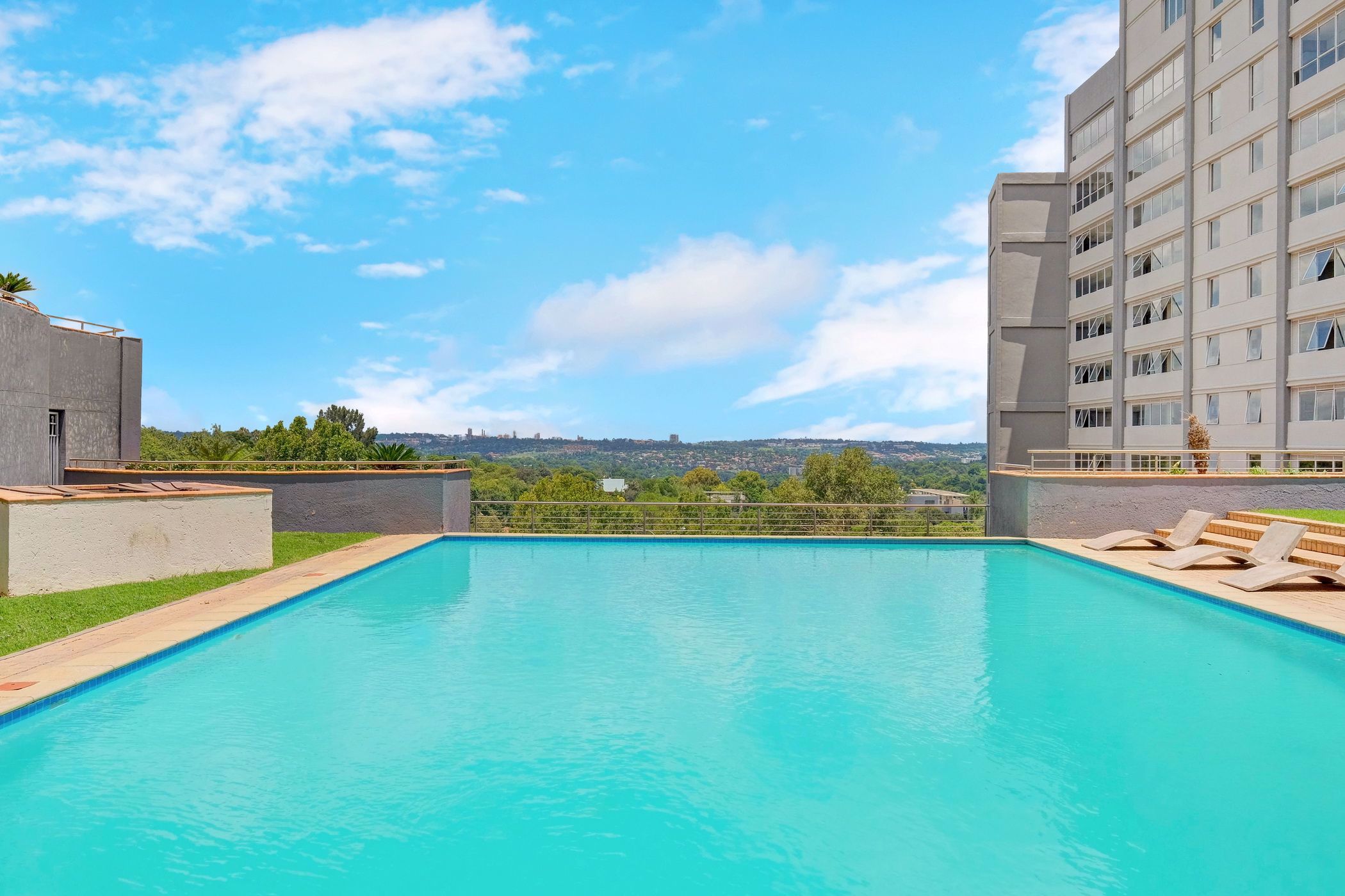 2 Bedroom Doublestorey Apartment For Sale Sandhurst HP1550803