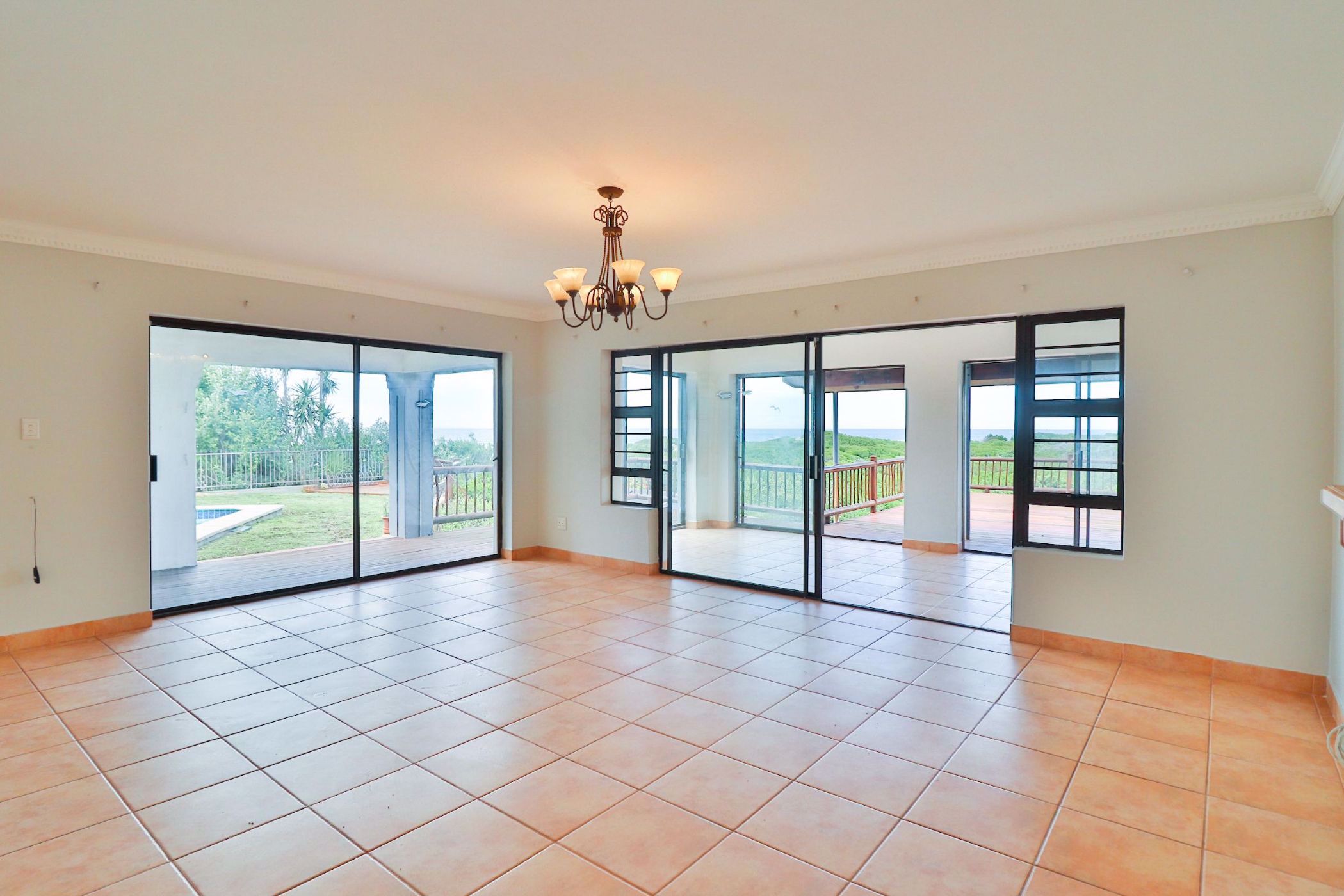 5 Bedroom House For Sale Paradise Beach (Jeffreys Bay) 1JF1554810