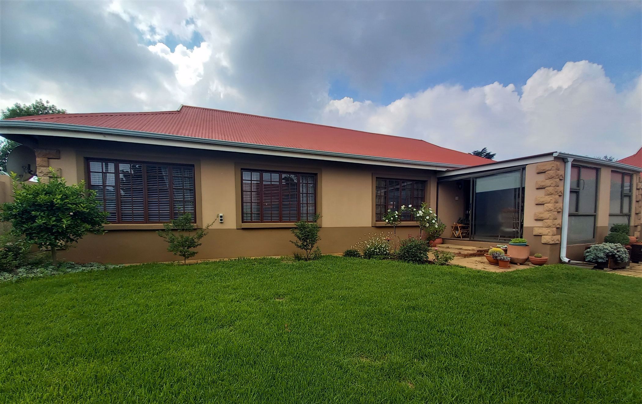 3 bedroom townhouse for sale in Rensburg