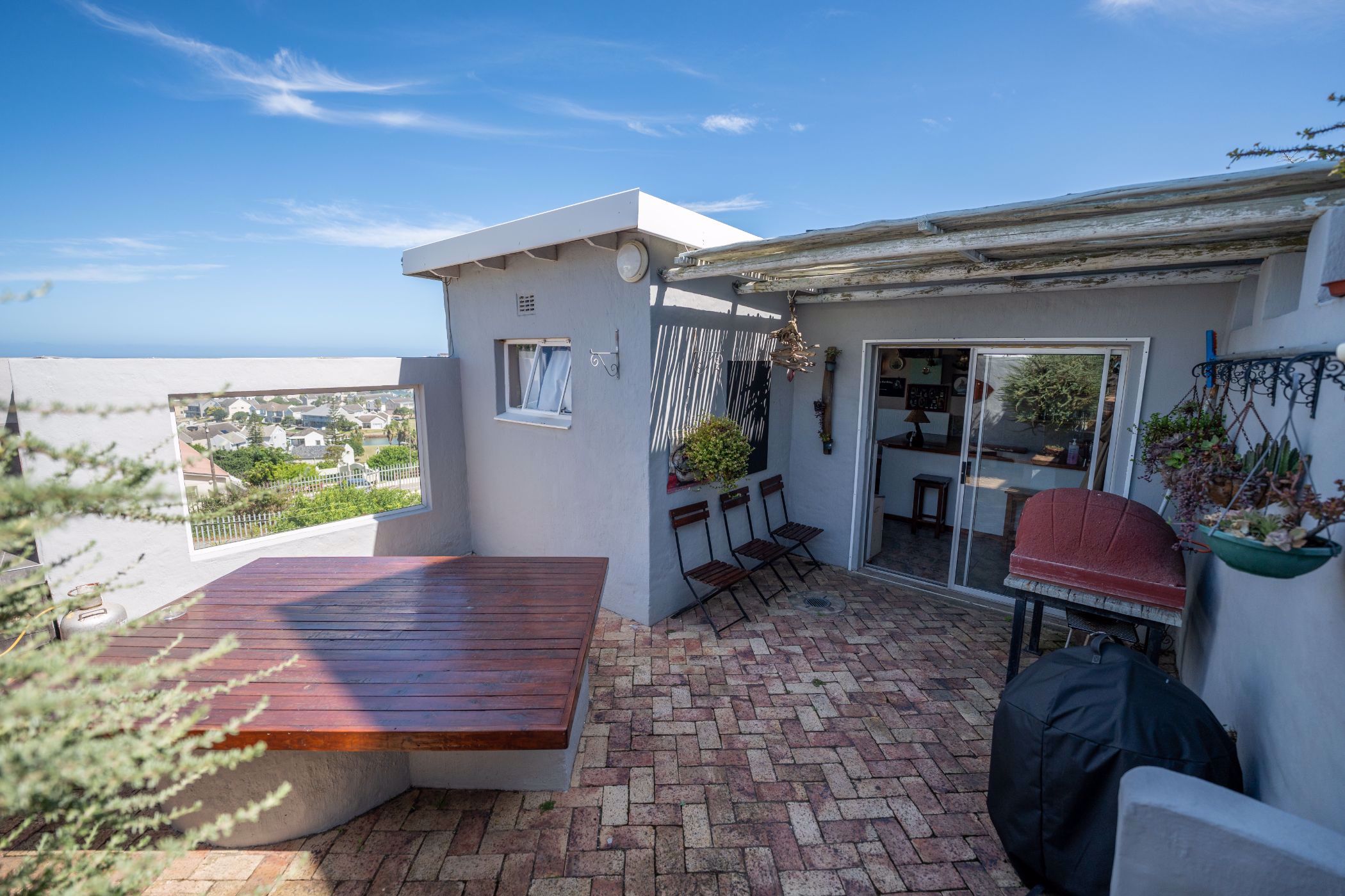https://listing.pamgolding.co.za/images/properties/202203/1363296/H/1363296_H_109.jpg