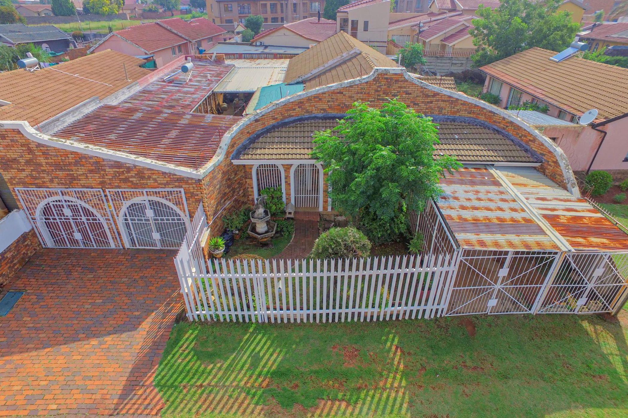 4 bedroom house for sale in Lenasia South