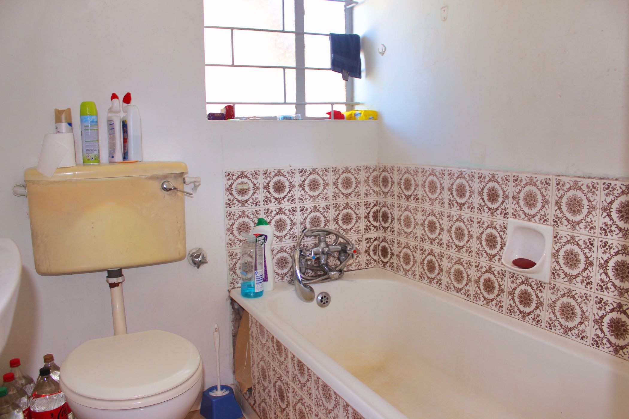 1 Bedroom Bachelor Apartment For Sale Grahamstown Central (Makhanda