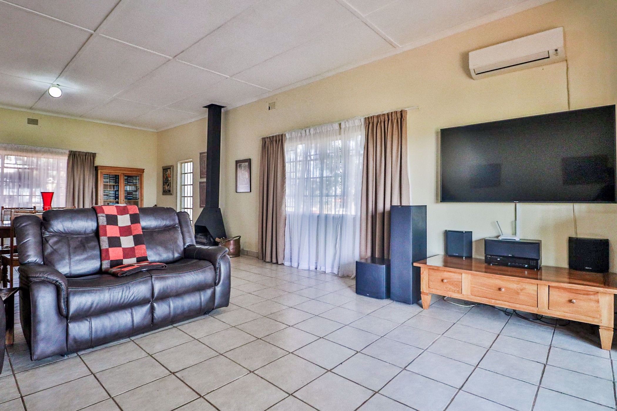 https://listing.pamgolding.co.za/images/properties/202205/1384772/H/1384772_H_52.jpg