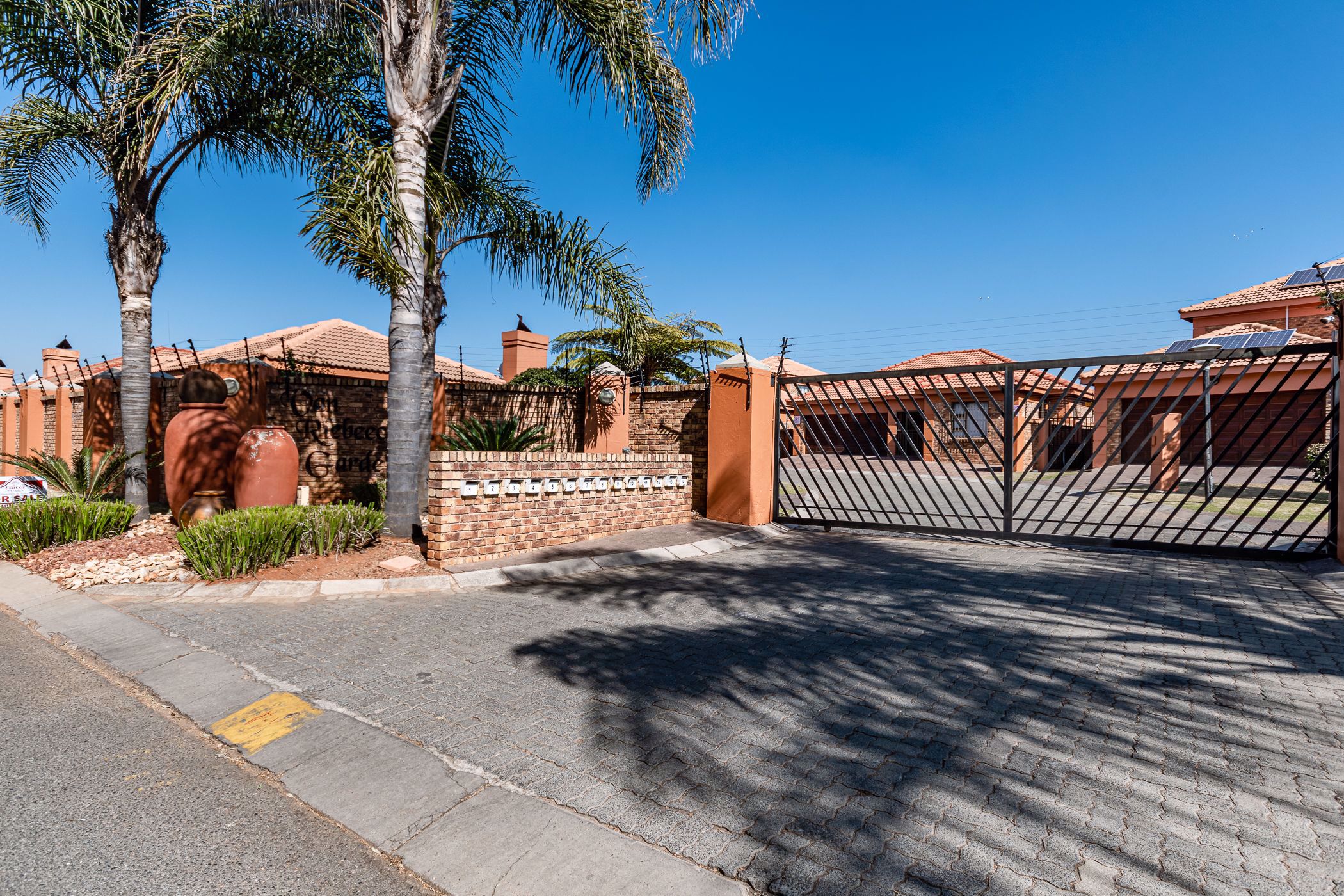 3 Bedroom Security Estate Home For Sale Van Riebeeck Park (Kempton