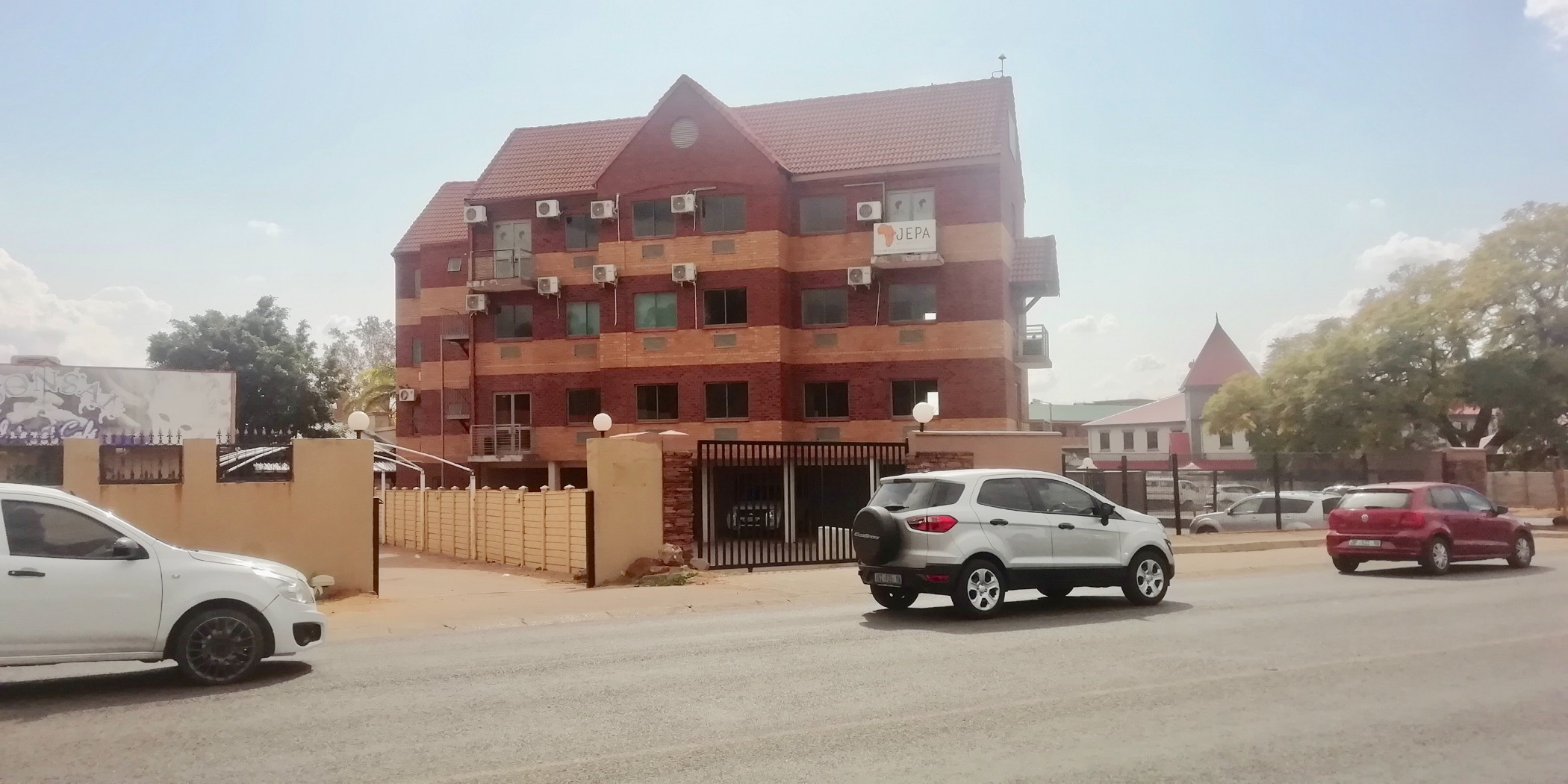 122 m&sup2; commercial office for sale in Rustenburg