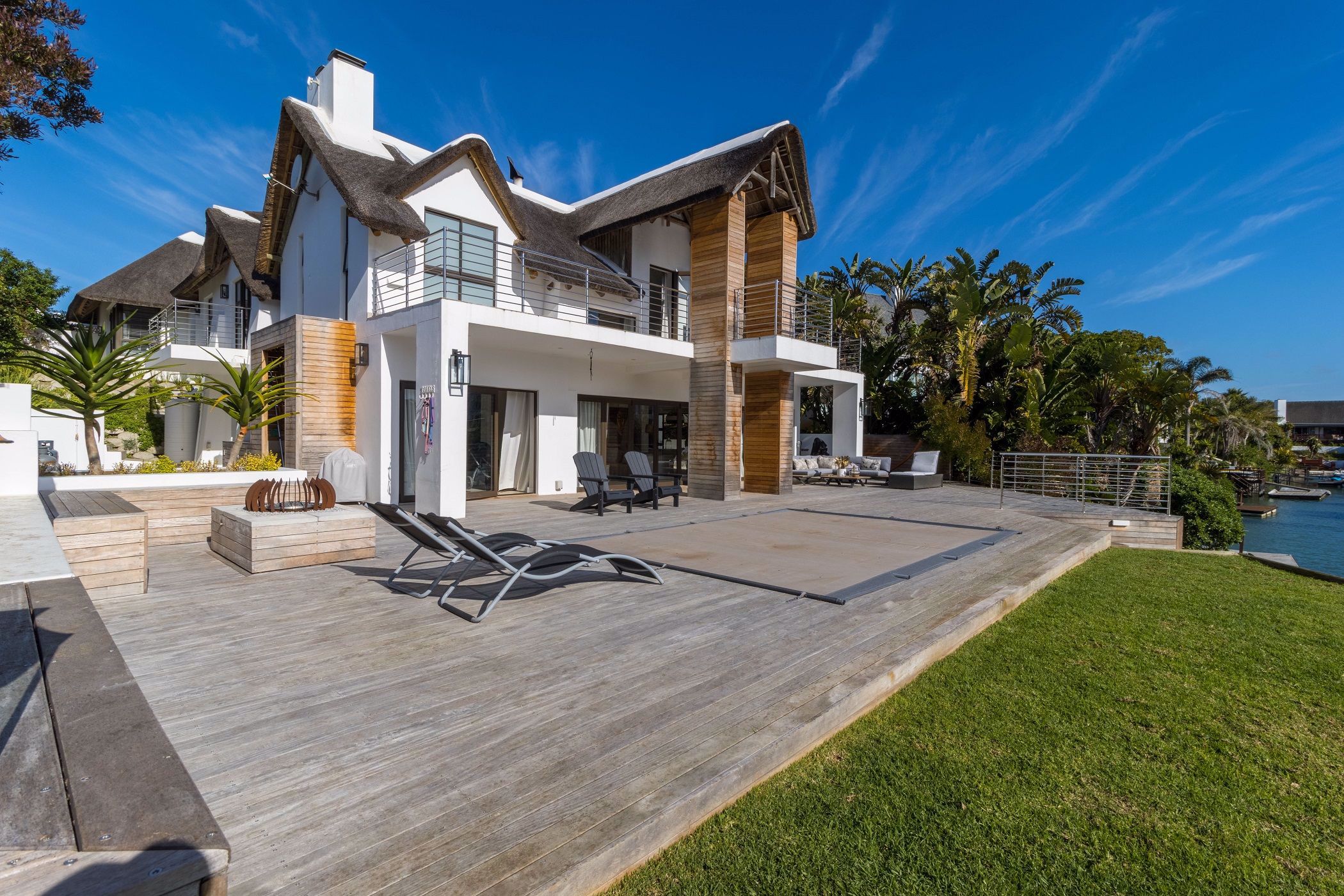 5 bedroom double-storey house to rent in Canals