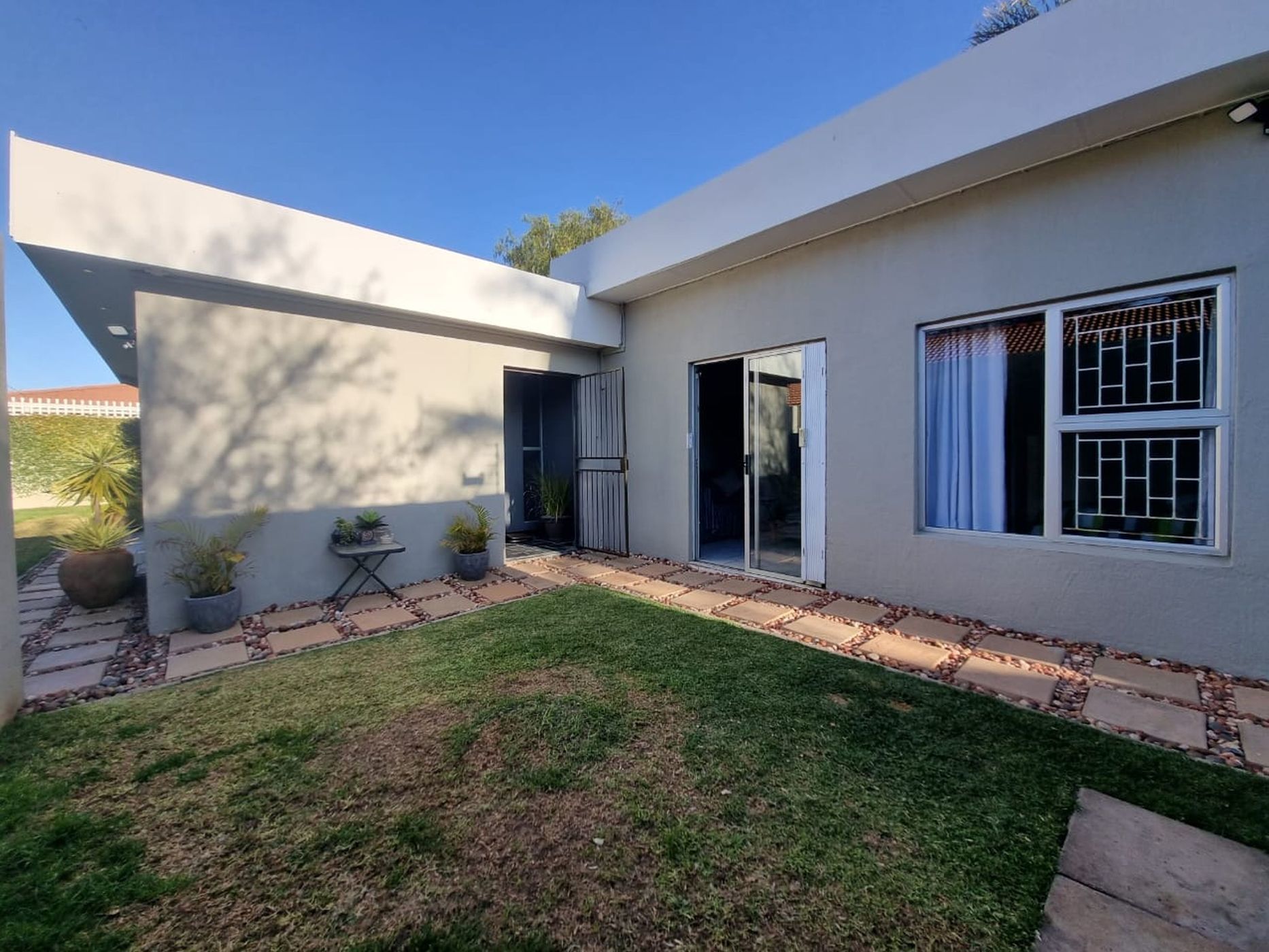 4 Bedroom House For Sale Heuwelsig (Bloemfontein) 1BX1584603 Pam