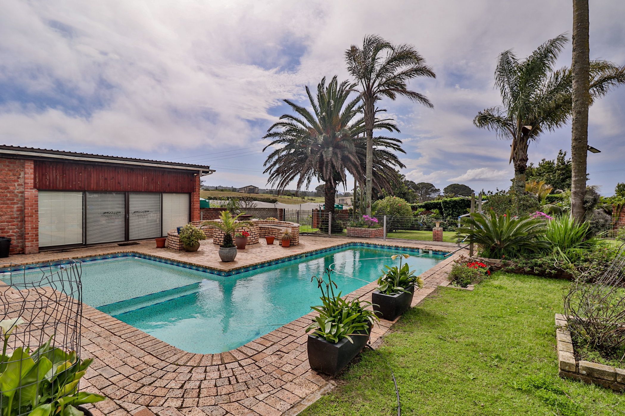 8 guest room bed & breakfast for sale in Uitenhage Rural (Kariega Rural) 
