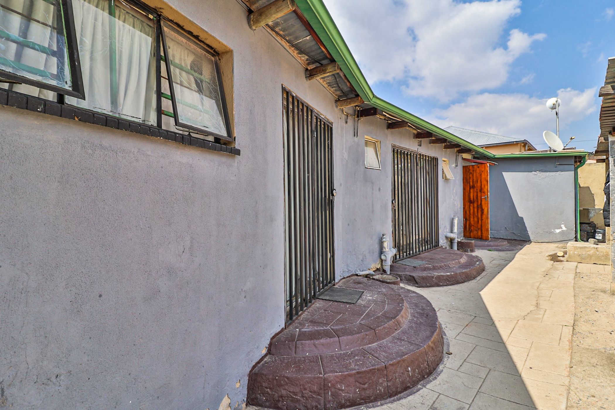 10 Bedroom Singlestorey Cluster For Sale Regents Park 1GV1584975