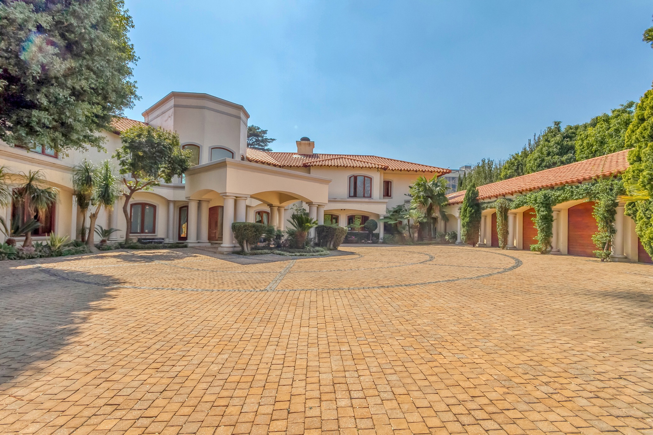 5 bedroom double-storey house to rent in Hyde Park (Sandton)