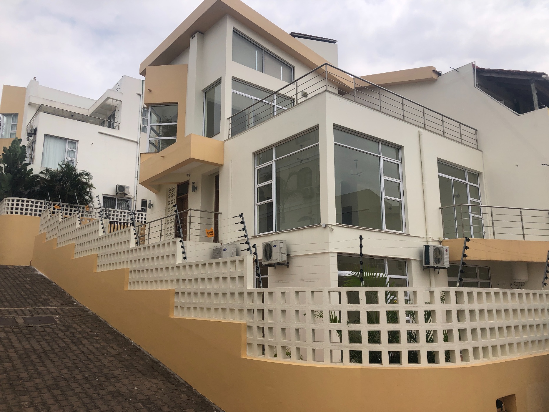 5 bedroom multi-storey apartment to rent in Maputo  (Mozambique)
