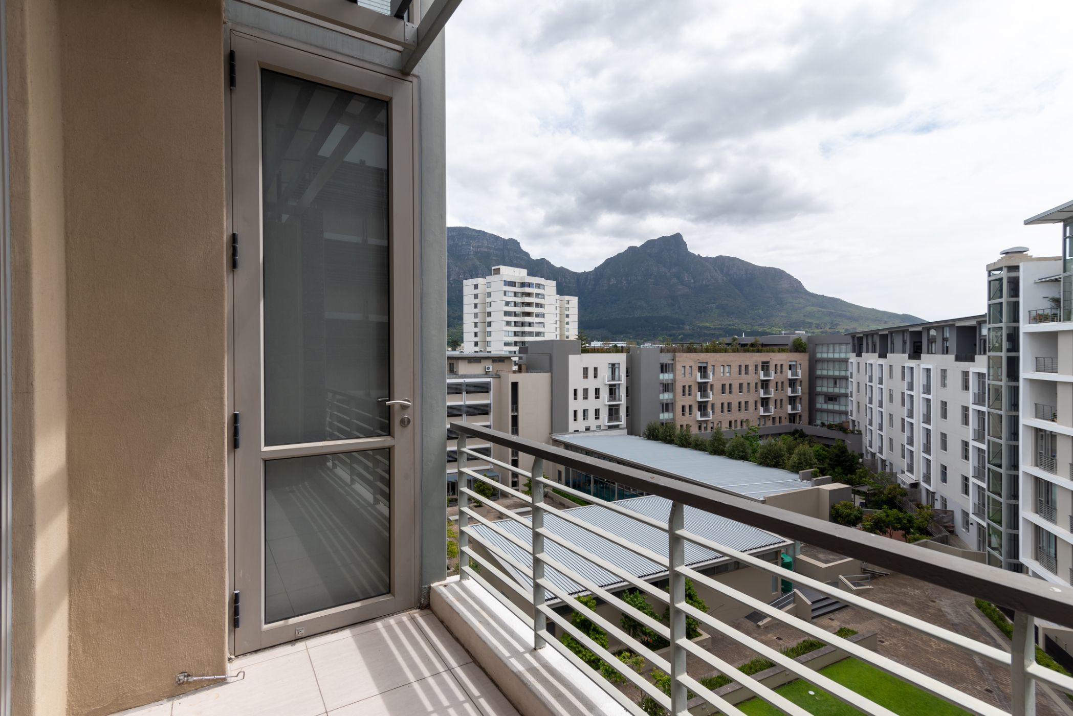 3 Bedroom Penthouse Apartment For Sale Claremont (Cape Town