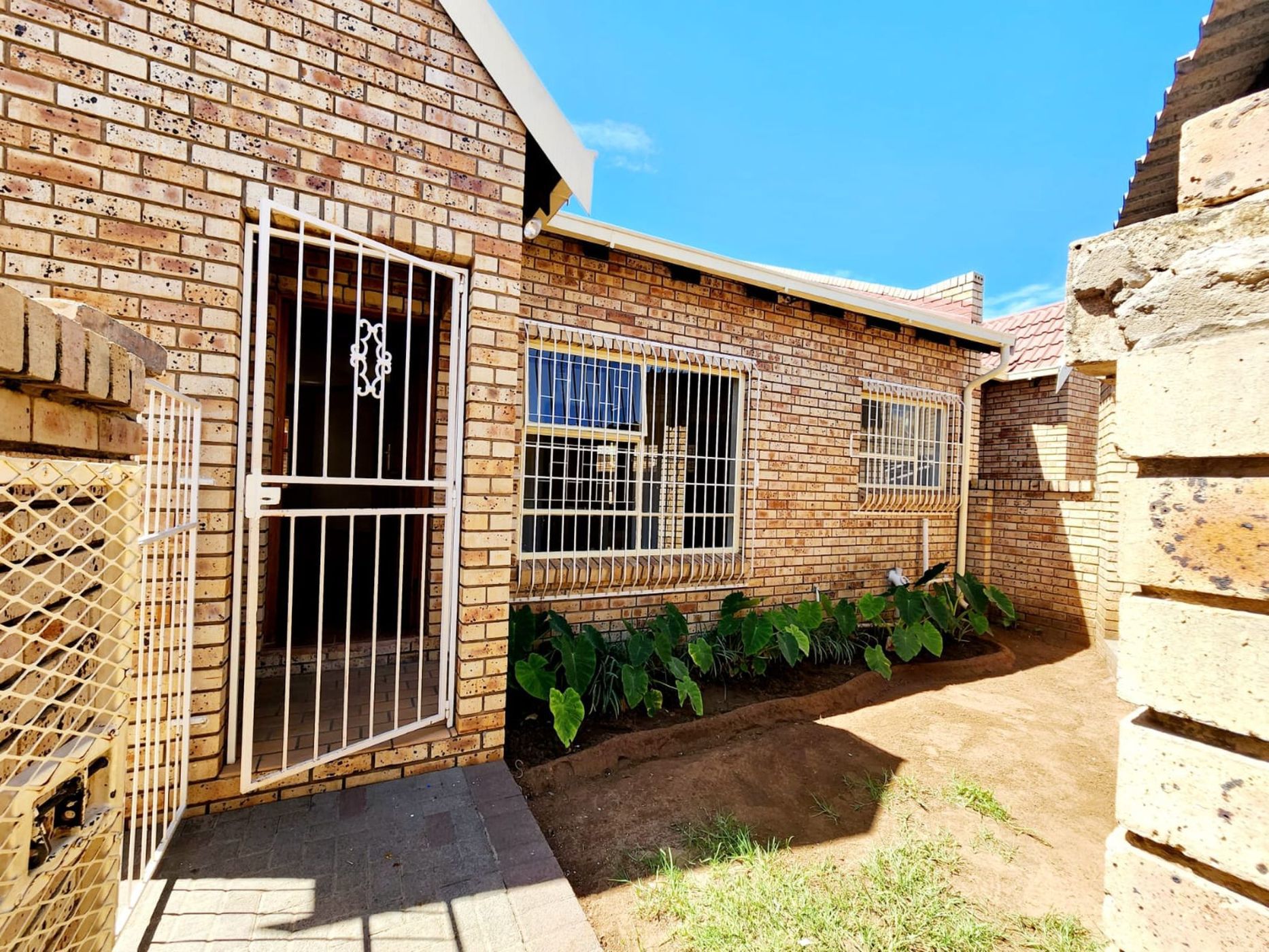 2 Bedroom Townhouse For Sale Uitsig (Bloemfontein) 1BX1594220 Pam