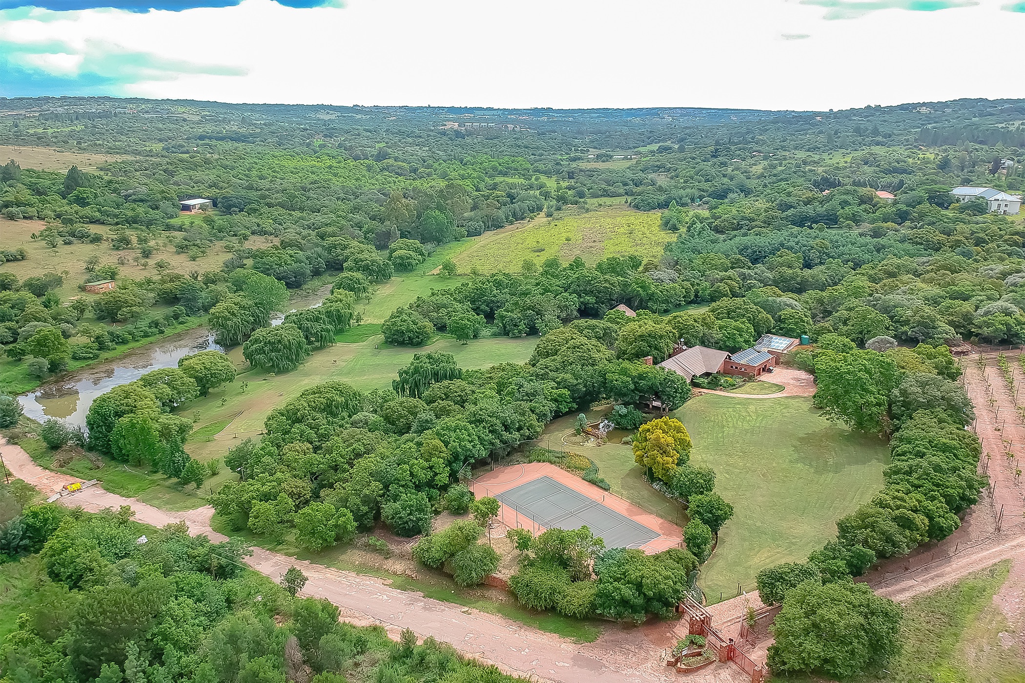 104899 m&sup2; mixed use farm for sale in Zwavelpoort SH