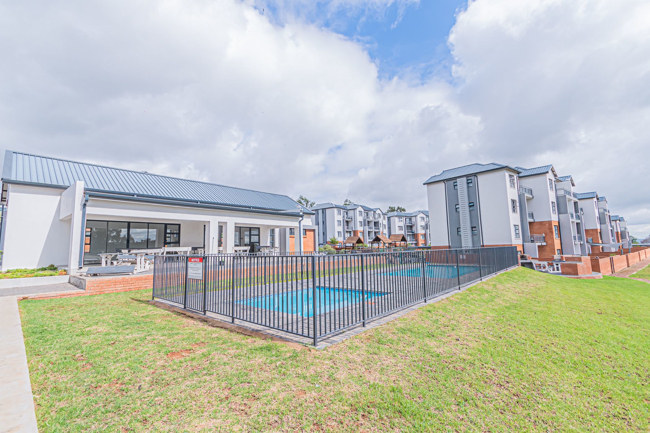 3 Bedroom Apartment For Sale Lombardy Estate PT1603407 Pam