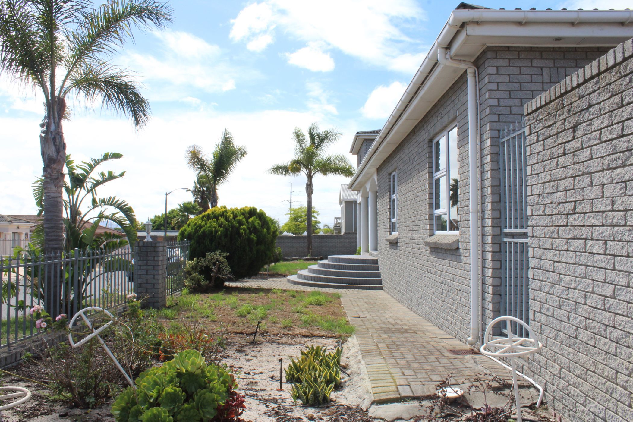 5 Bedroom Doublestorey House For Sale Rouxville (Kuils River