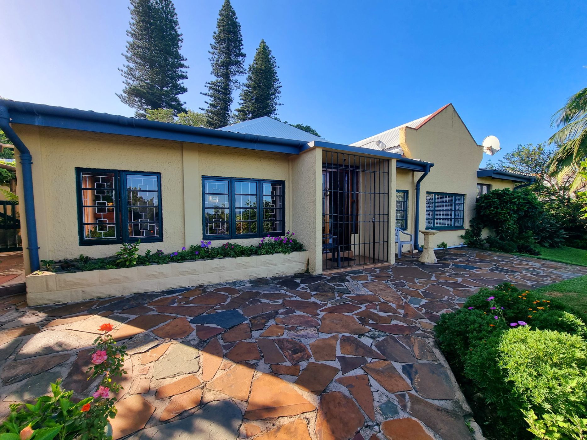 26 Guest Room Beach Resort For Sale Blythedale Beach 1BD1605966