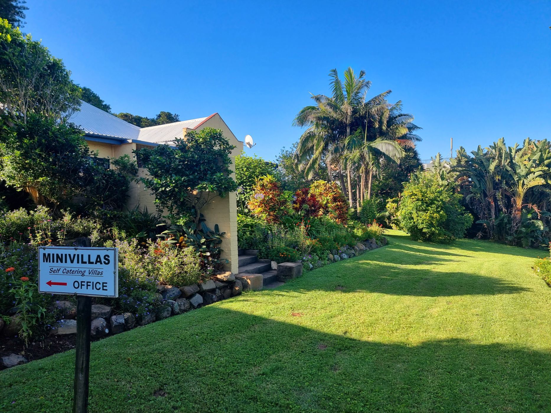 26 Guest Room Beach Resort For Sale Blythedale Beach 1BD1605966