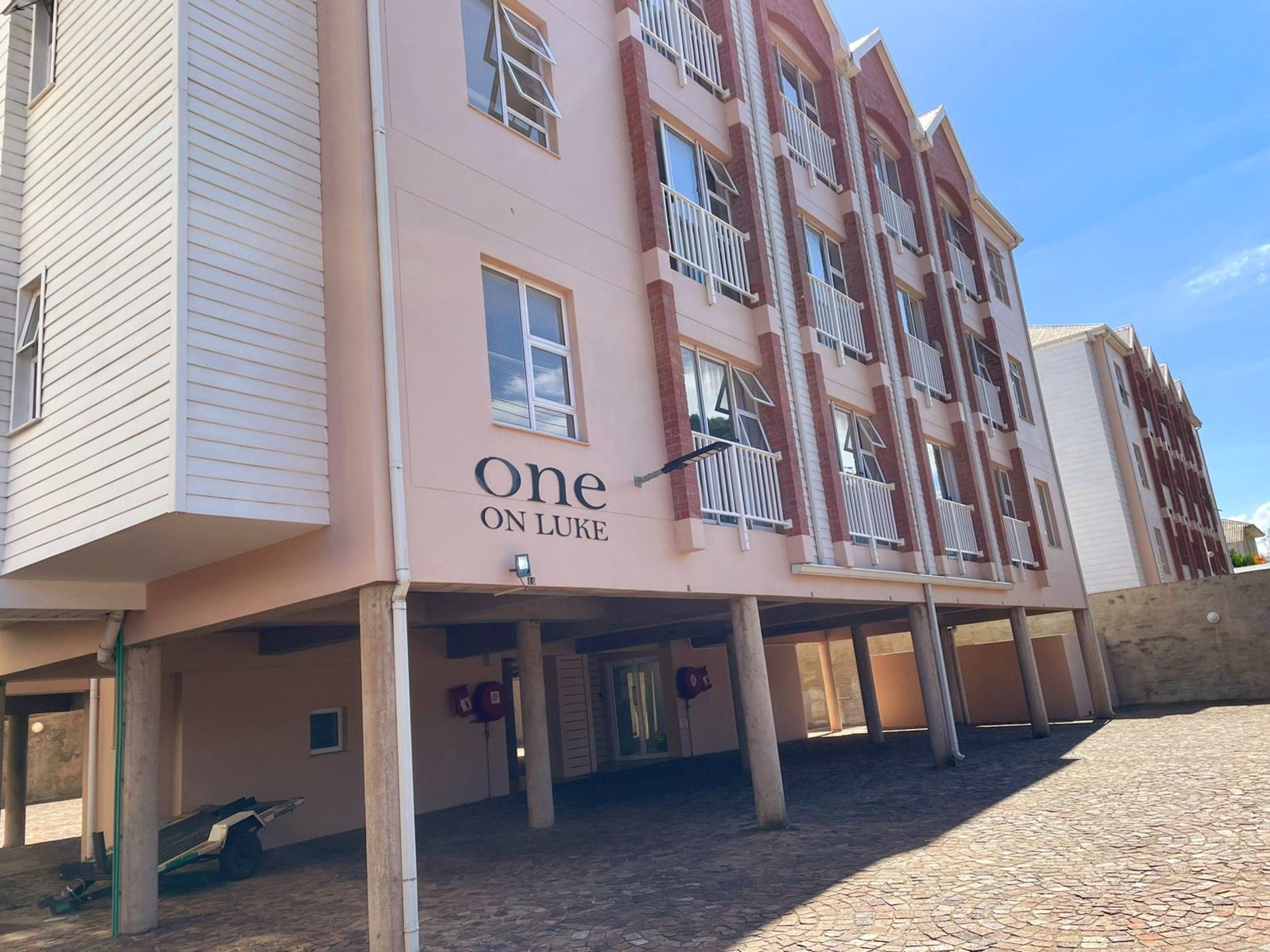 2 bedroom apartment for sale in Grahamstown Central (Makhanda Central) 