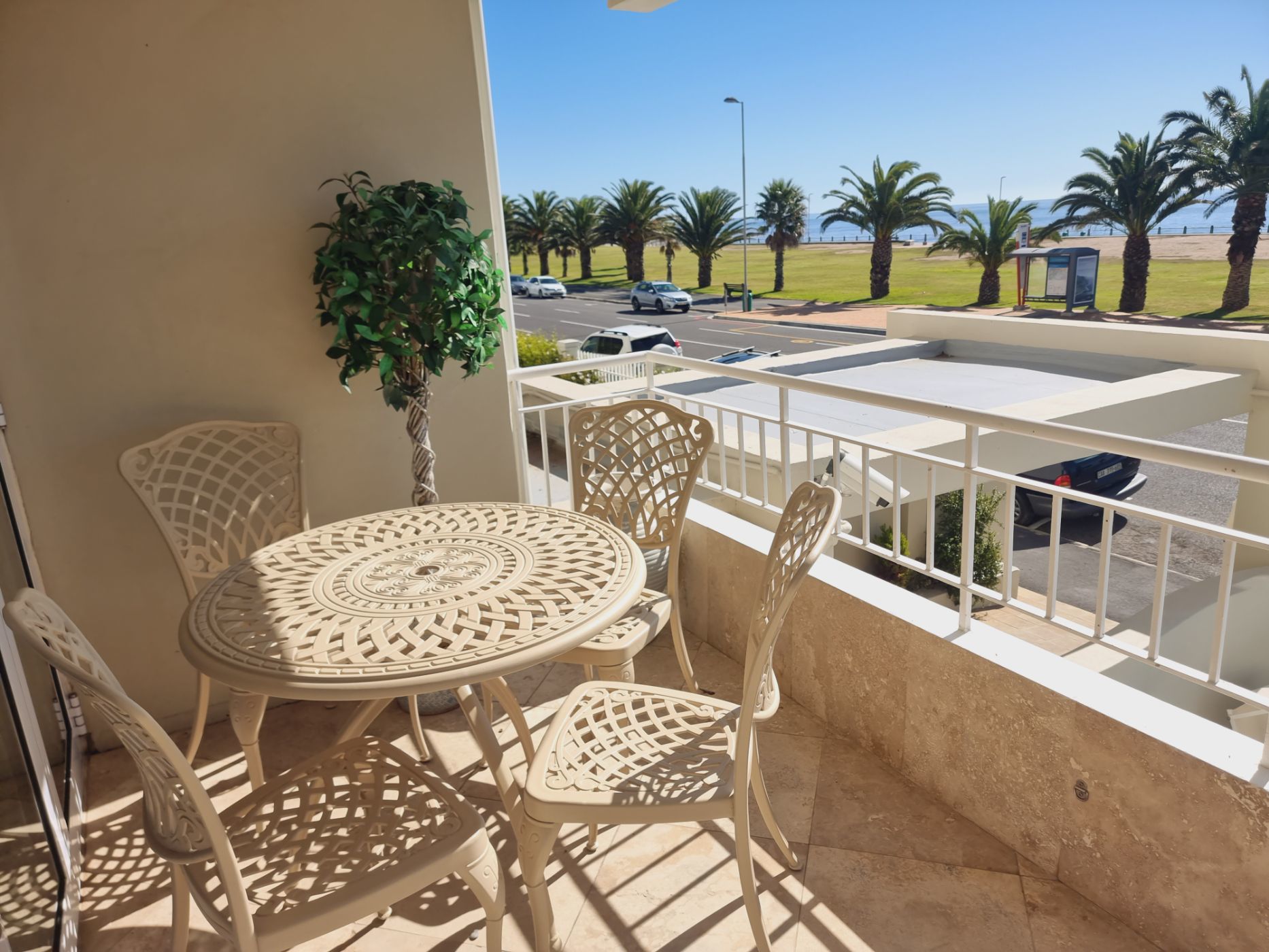 3 bedroom apartment to rent in Mouille Point