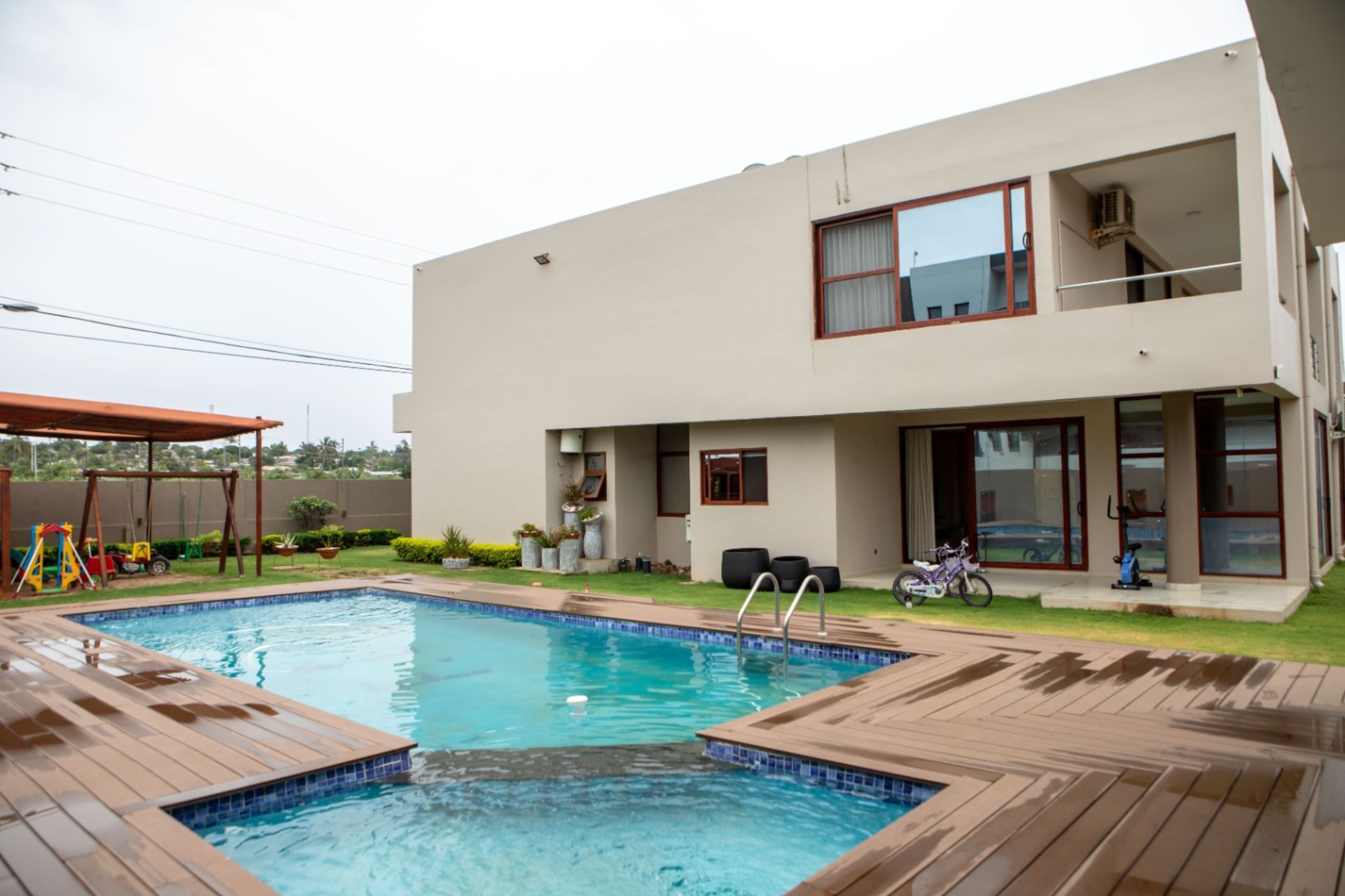 4 bedroom double-storey house to rent in Maputo  (Mozambique)