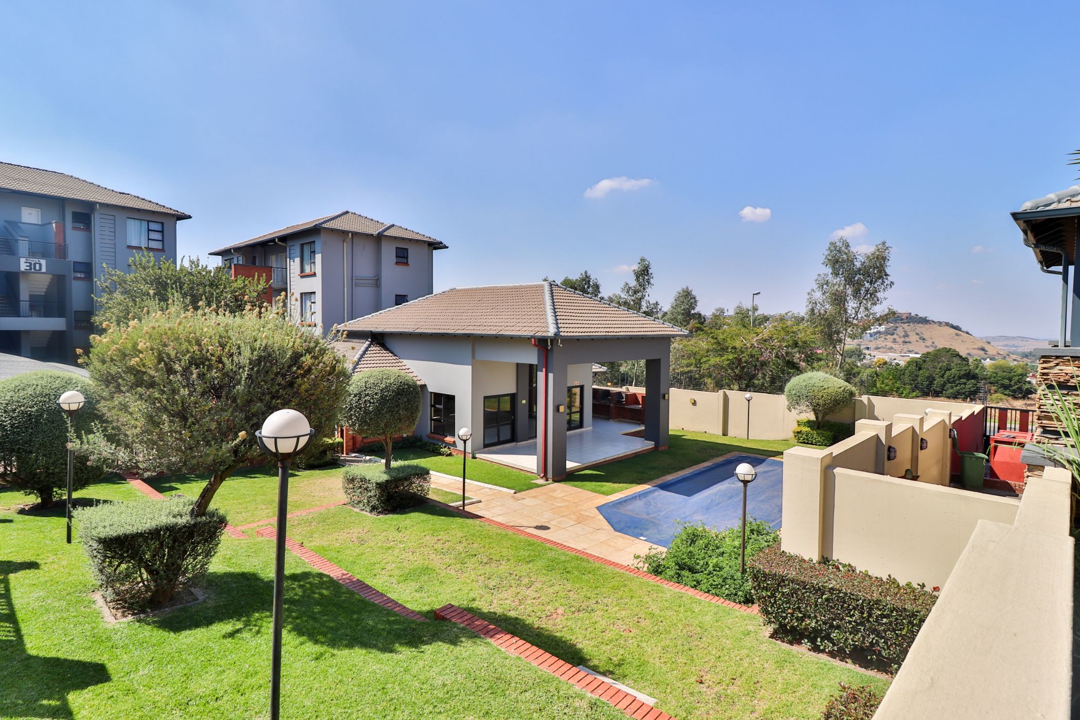 2 Bedroom Apartment For Sale Oakdene (Johannesburg) 1GV1542944