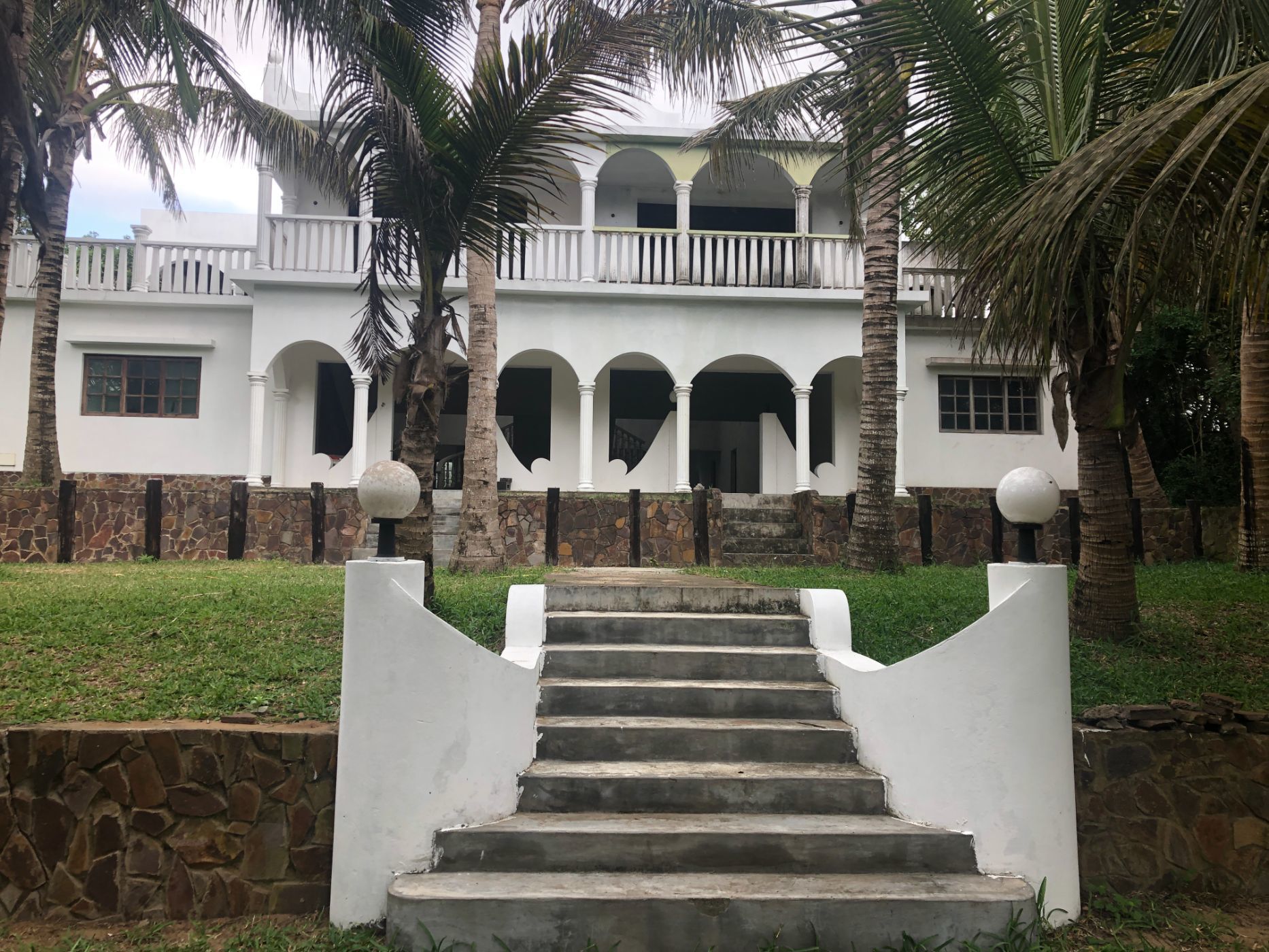 50 guest room beach resort for sale in Ponta Mamoli (Mozambique)