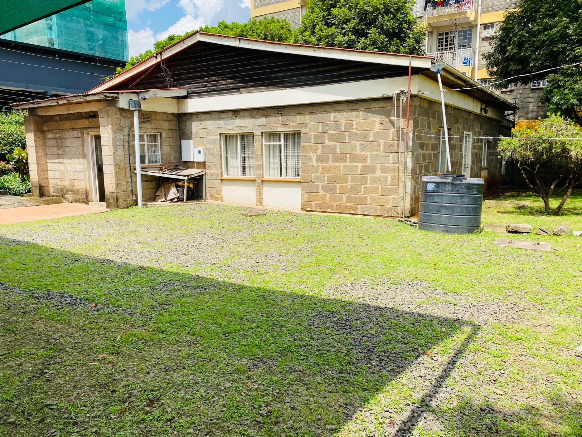 1000 m&sup2; commercial office to rent in Kilimani (Kenya)