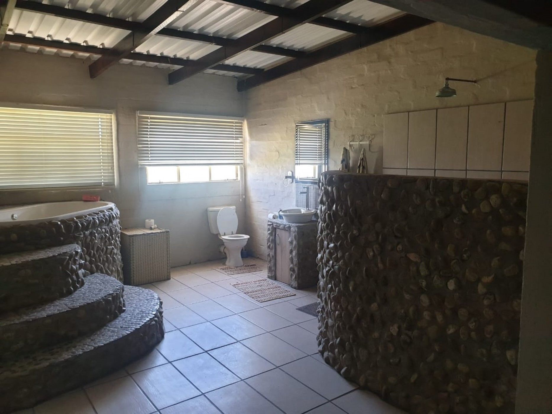 https://listing.pamgolding.co.za/images/properties/202305/2070729/H/2070729_H_9.jpg