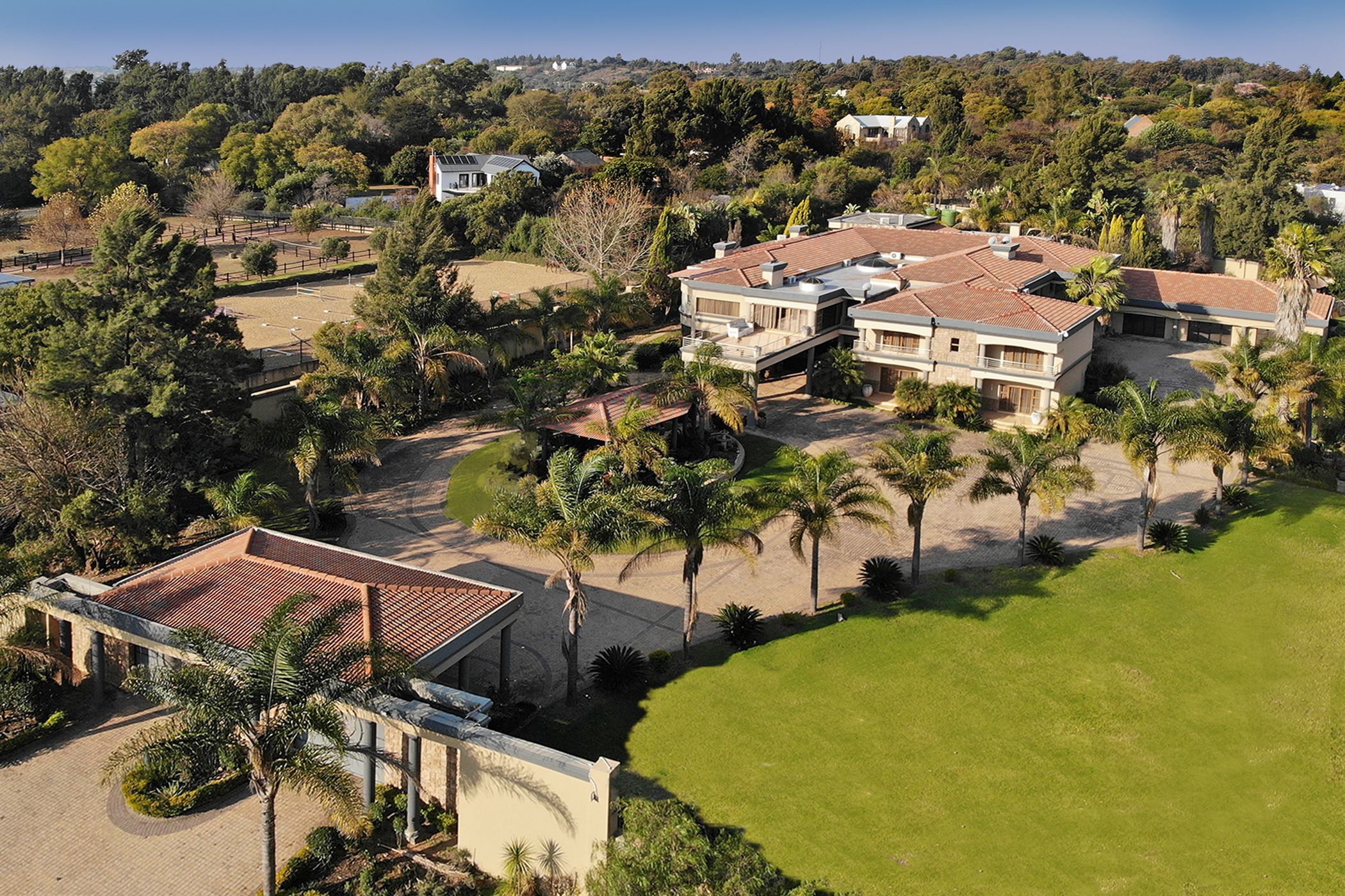 9 bedroom double-storey house for sale in Beaulieu