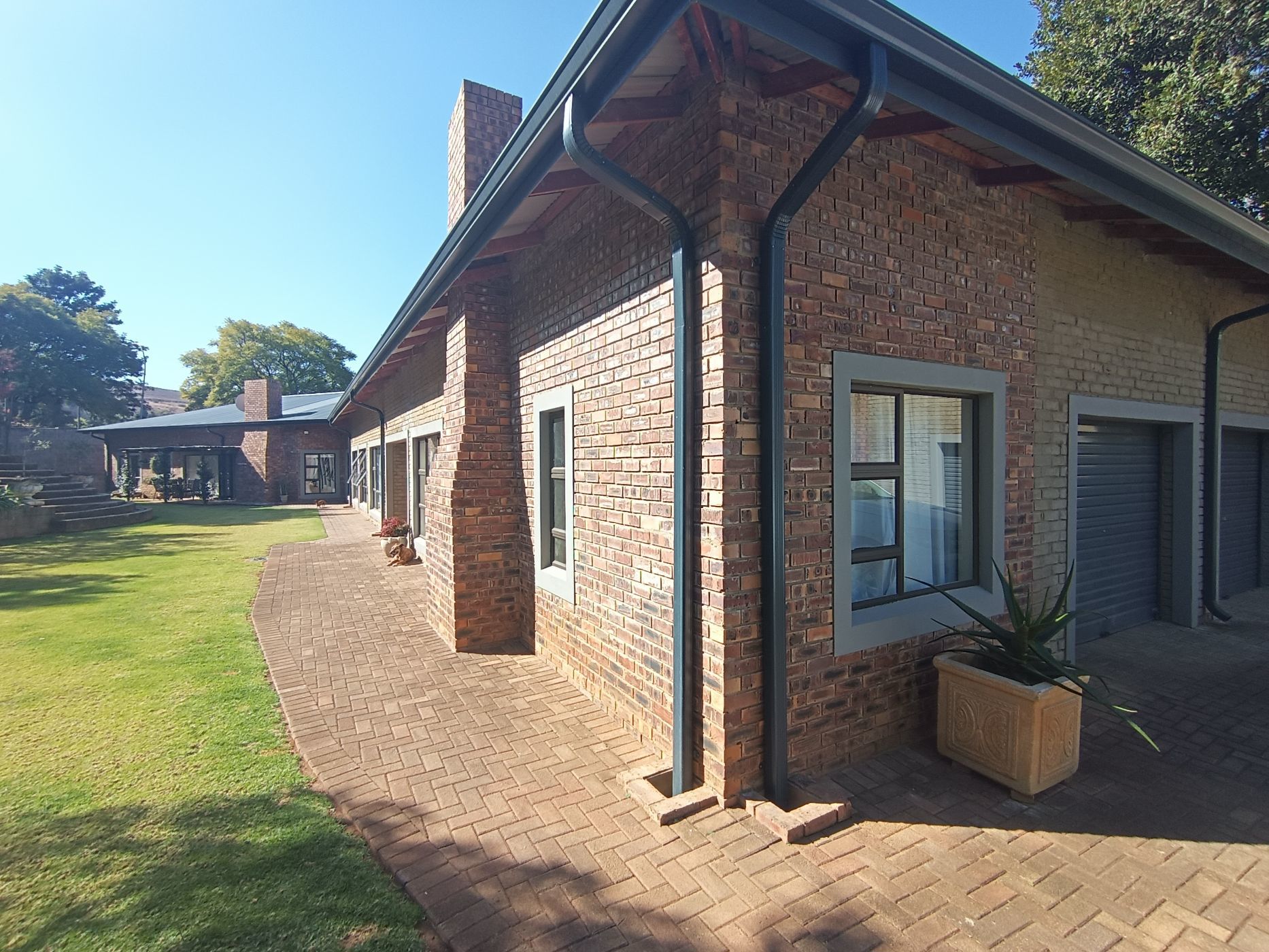 7 Bedroom Singlestorey House For Sale Signal Hill (Newcastle