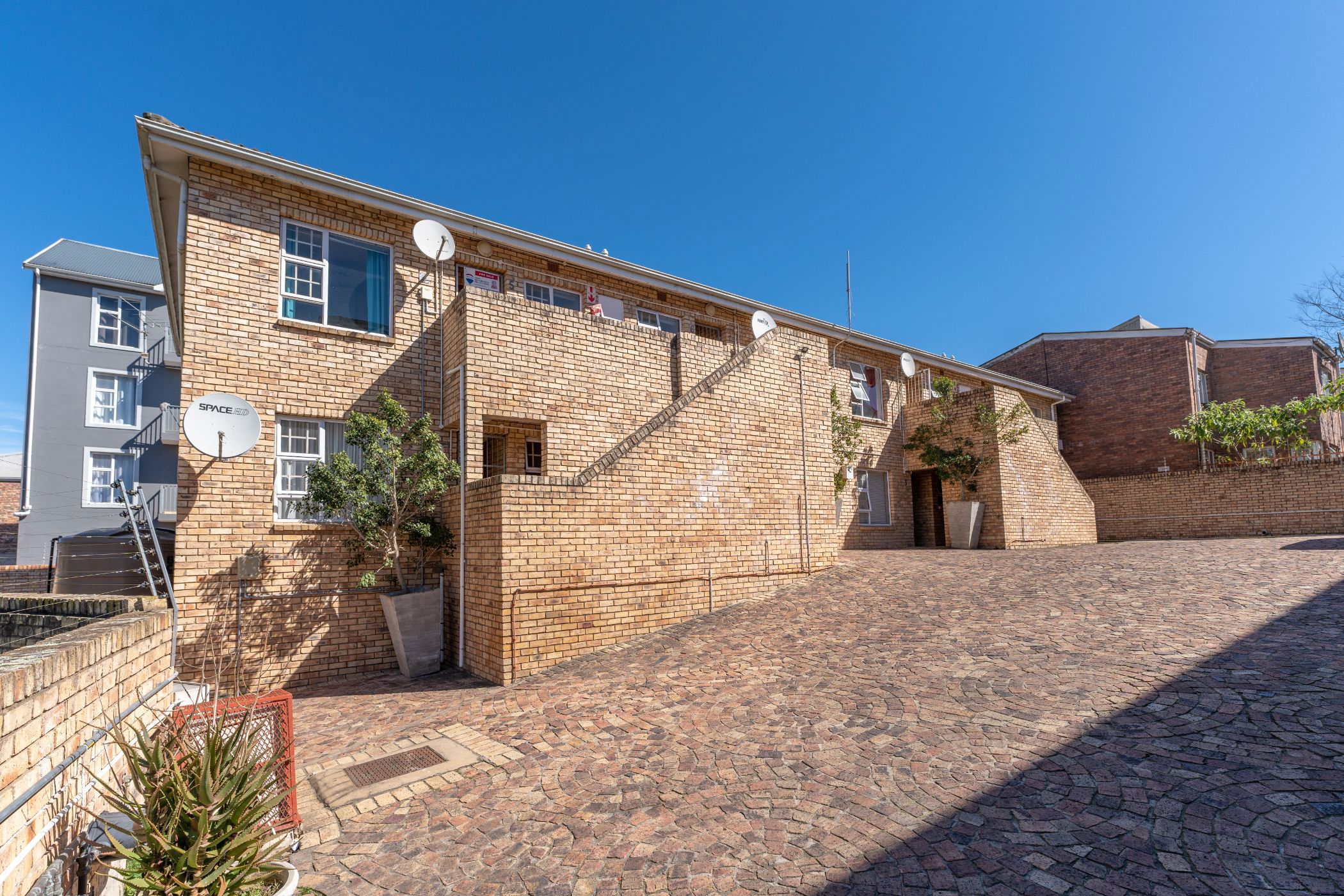 2 Bedroom Apartment For Sale Grahamstown Central (Makhanda Central